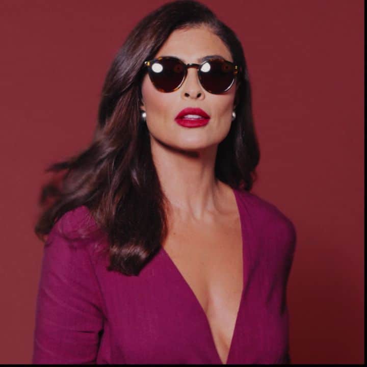 ジュリアナ・パエスのインスタグラム：「E você quem quer ser hoje? 🤔  Executiva com os óculos de grau Paris ou rebelde com o modelo Las Vegas? Qualquer que seja a sua escolha, Seja você! 😍   A Coleção Juliana Paes Eyewear agora está disponível no Brasil. Estamos apaixonados por esta coleção 😍 , e vocês?  Campanha de lançamento Juliana Paes Eyewear Collection com @julianapaes Cliente: @albertooculista  Fotógrafo/Filmmaker: @jdequeker Diretora Executiva: @pativeneziano Produtora: @wborn_productions Agência: @oxy.agency Assistentes de Produção: @zahra_ali & @taniasilva Assistente: @wanderfernandes Agente: @raphazugliani Stylist: @yanacioli Make Up & Hair: @aledesouza1970 Manicure: @nilzetesoliveira   #JulianaPaes #EyewearCollection #JulianaPaesEyewearCollection #novacoleção #LançamentoOficial」