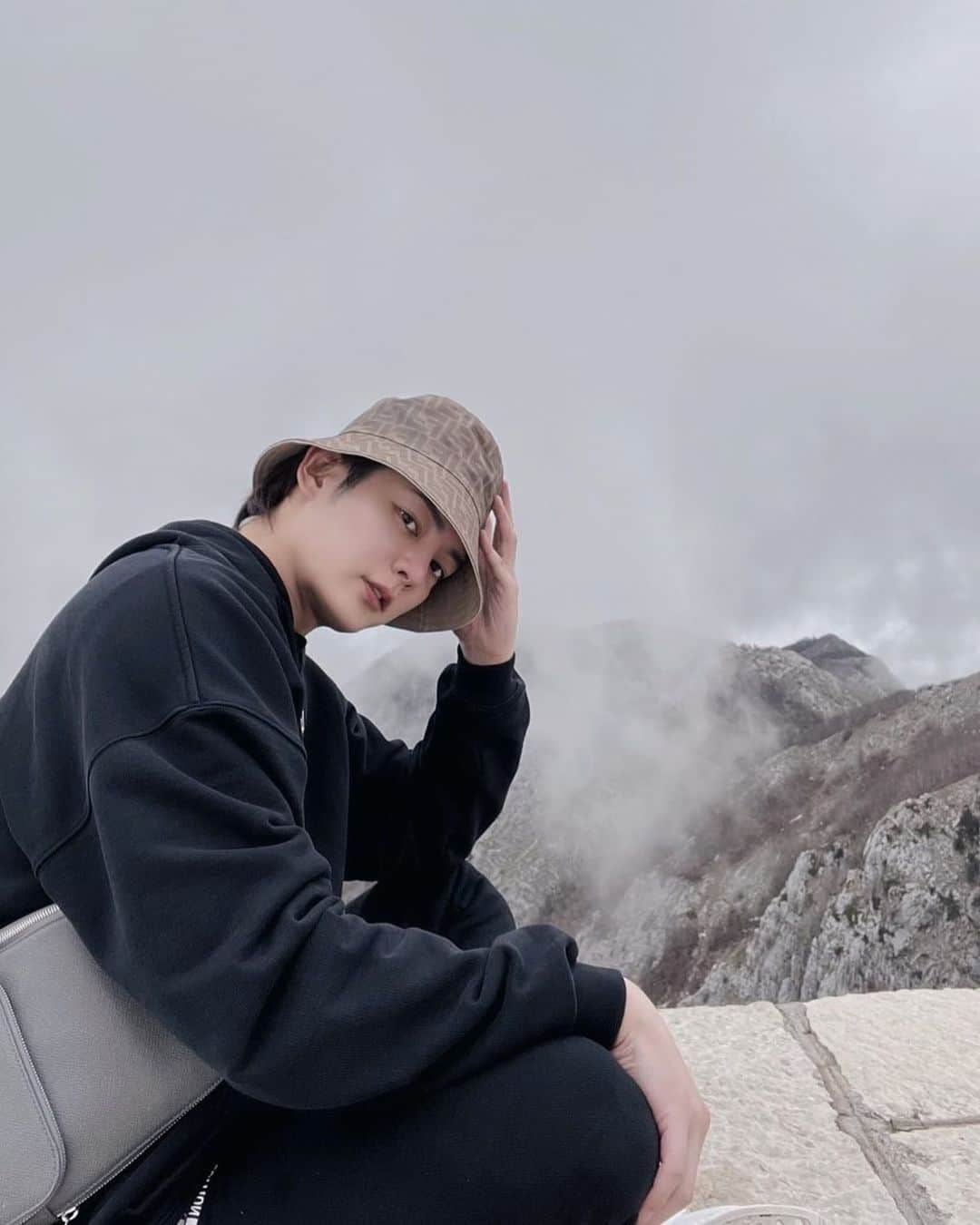 三崎優太のインスタグラム：「. 思うがままに旅をして、モンテネグロに辿り着いた。 ⁡ 雲の中でこれからの人生について考える。日本で当たり前のことが当たり前じゃない、自分はなんて小っぽけなんだろう。 ⁡ #モンテネグロ　#ドゥルミトル国立公園」
