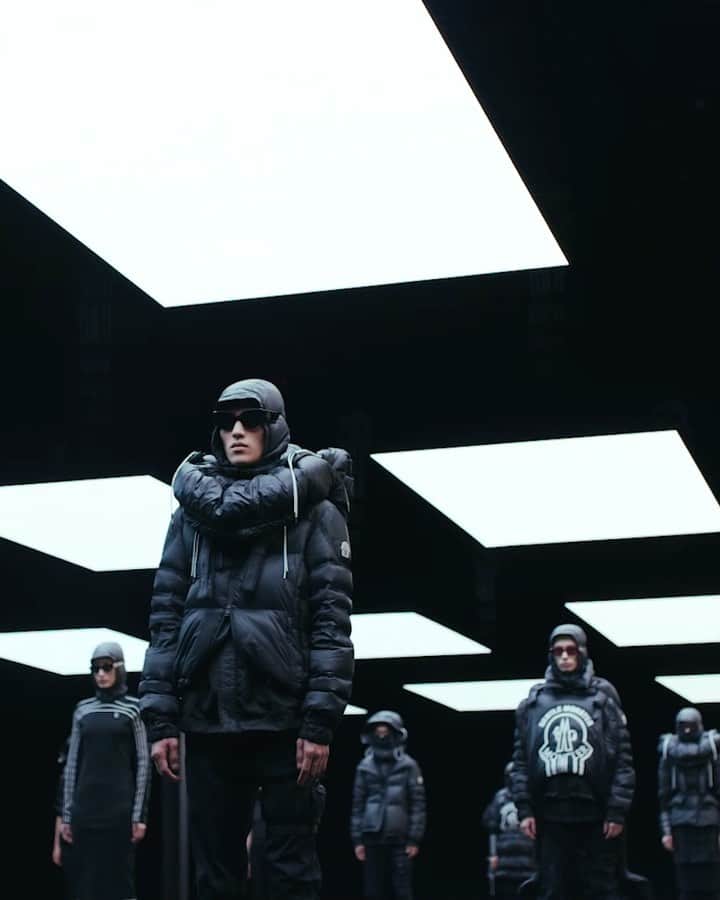 モンクレールのインスタグラム：「Step into the light.  Introducing a creative playground where the avant-garde meets the everyday.   아방가르드가 공존하는 창의적인 세상을 소개합니다.  #MONCLERGENIUS  #MONCLERGENTLEMONSTER  @gentlemonster   Kinetic Art Design: Gentle Monster Sound Composition & Media Visual Creation: GRAYCODE, jiiiiin @graycode.jiiiiin」