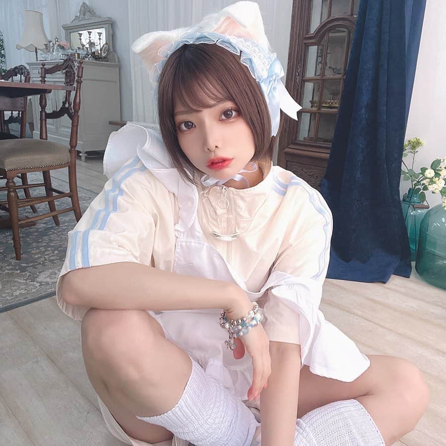 のインスタグラム：「ジャージメイド🌨🤍🫧 . . . . . . . . #ジャージ #ジャージコーデ  #ジャージメイド #メイド #メイド服 #メイドカフェ #お洒落 #サブカル #サブカル女子 #猫耳 #ルーズソックス #ヘッドドレス #コスプレ #コスプレイヤー #コスプレ女子 #コスプレイヤーさんと繋がりたい #創作 #モデル #個性 #ショートカット #ショートヘア #ショートボブ #ショートスタイル #カチューシャ #japan #cosplay #cosplaygirl #anime #asiangirls #girl」