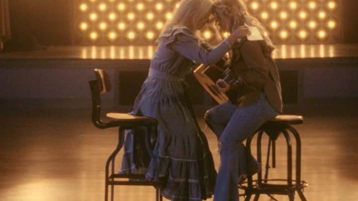 ヒラリー・スコットのインスタグラム：「The “Mamas” music video is out everywhere now!! It’s a love letter to all our Mamas and an anthem for the people who love them wholly. No matter what kind of Mama you are, y’all are doing the Lord’s work!! Watch now on YouTube. 🤍」