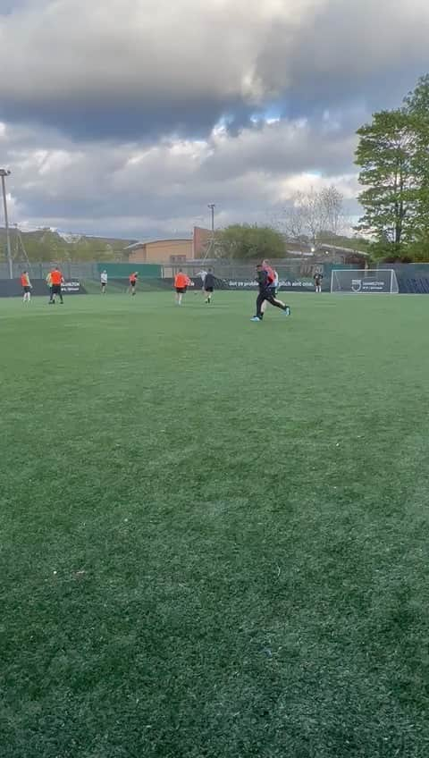 ジャーメイン・デフォーのインスタグラム：「Just casually stoped the car to have a kick around with some rangers fans, obviously had to get on the score sheet 💙⚽️」