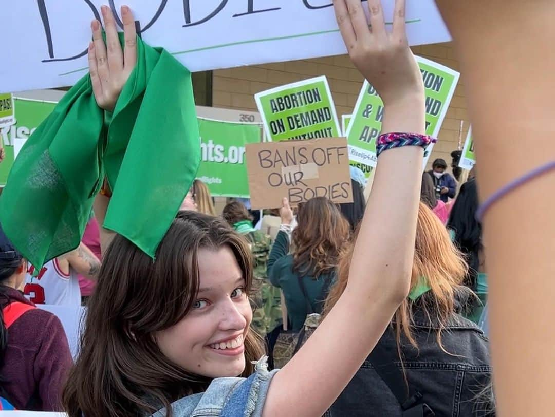 ミラ・ジョヴォヴィッチさんのインスタグラム写真 - (ミラ・ジョヴォヴィッチInstagram)「The SCOTUS Republicans are LIARS. They were sworn in and all said they would uphold Roe vs. Wade. I am SO PROUD of my daughter and her friends for wanting to show up and support women’s reproductive rights which are now in question. Again. And it’s not the rich women and their daughters who will suffer. All those white senators who feel they have the right to make decisions about our bodies will send their little ladies to states on airplanes to get the abortions they need. Safe and sound. It’s the poor women who will suffer. And of course not one of these senators voted for universal healthcare or childcare or any other social safety net to care for the CHILDREN these unborn fetuses become. Once they’re born, well hell that’s not their problem. These men are a dying breed. THEY ARE THE MINORITY. And they’re doing all they can to hang on to power for the little time their kind has left. That’s why we showed up. Because we will not go backwards. No matter how much they would love us to. Go back to the good old days. When everyone knew their place. We know our place. It’s in your face SCOTUS. 80% of Americans support a woman’s right to have a safe abortion. FACT.   Donate to Abortion Funds: where all people have access to abortion without shame or stigma. @abortionfunds   * Keep Our Clinics:  Support independent community providers  in the US. @keepourclinics   * M+A Hotline: a confidential, private and secure phone and text hotline for people in need of support for self-managed miscarriage or abortion. 1-833-246-2632  * If you have questions about self-managed abortion and the law, @ifwhenhow can help. for legal advice and information on self-managed abortion. Visit ReproLegalHelpline.org or call 844-868-2812.  * Abortion On Our Own Terms: a resourced website for people to safely and effectively manage their abortion on their own terms. (Abortion Pills) Abortiononourownterms.org   * INeedAnA.com: Find a clinic - to find vetted, up to date, and personalized info on how to get an abortion; no search or user data saved. @ineedanacom   * Support/Share Practical Support Organizations (PSO's): PSO's help abortion seekers with travel and logistical support. @apiaryps」5月5日 3時42分 - millajovovich