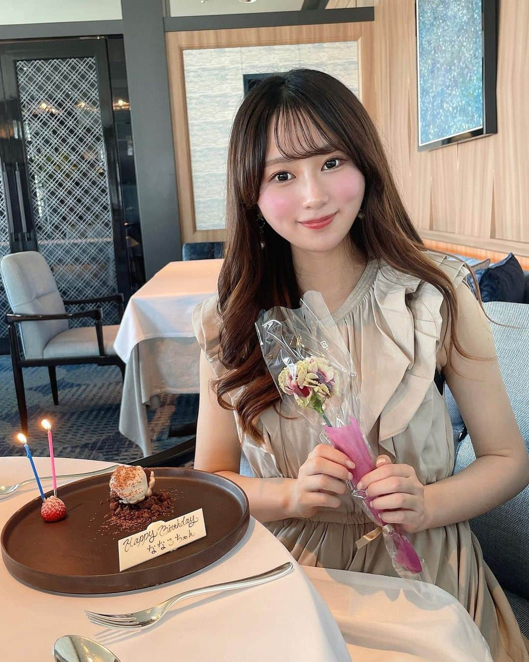 長沢菜々香のインスタグラム：「. お友達とご飯🍴 誕生日プレート嬉しい🥹 5月になったけどまだお誕生日気分🫧  お友達に貰ったお揃いのお洋服着るの楽しみだな〜感謝。」