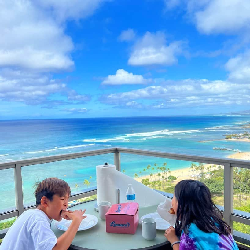 田波涼子さんのインスタグラム写真 - (田波涼子Instagram)「Good morning🌞  #hawaii #leonards  #breakfast #kids」5月5日 5時51分 - ryokotanami.idea