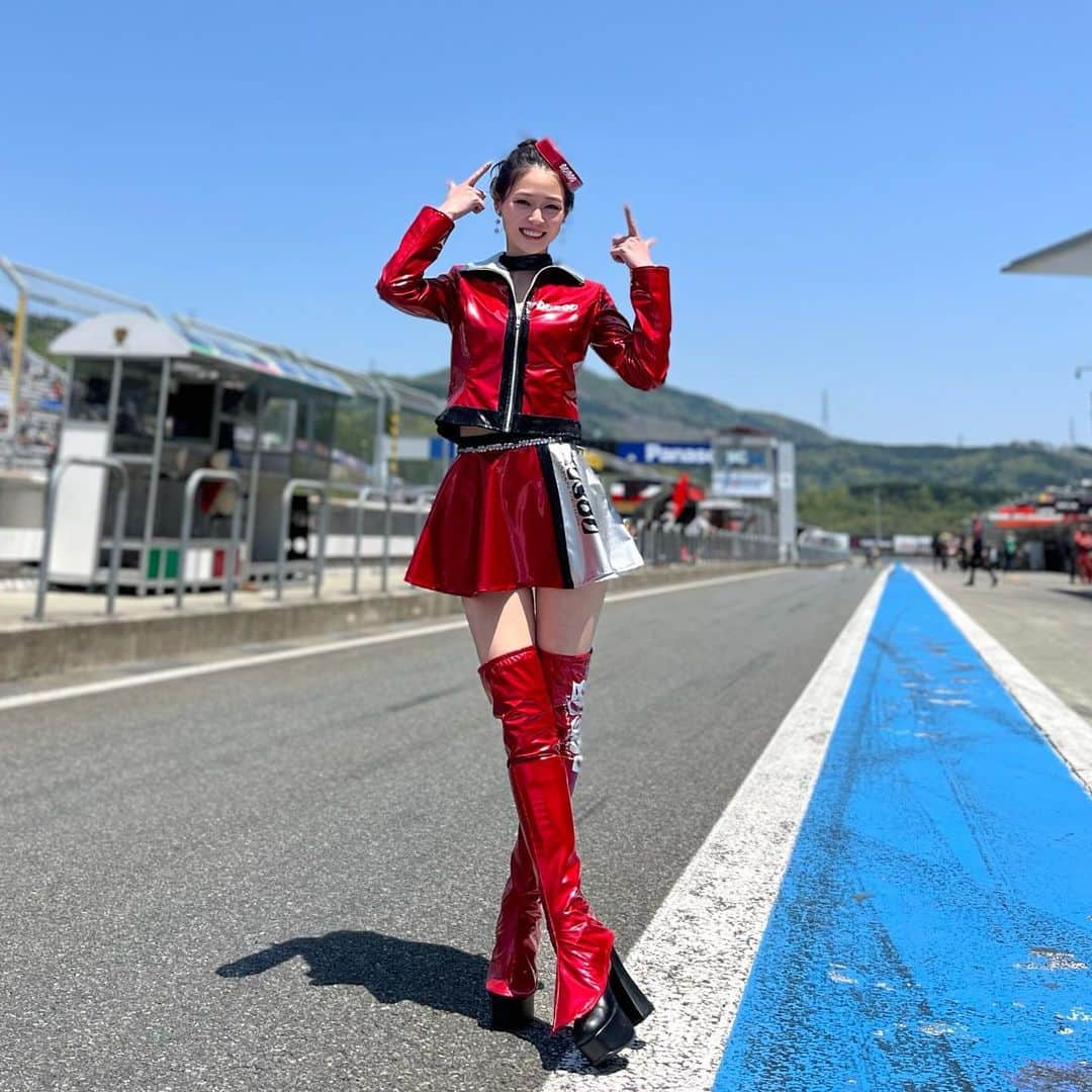 橘香恋のインスタグラム：「おはようございます🥰 ⁡ 前回の投稿に イイネとコメントありがとうございます💗 ⁡ ⁡SUPERGT Rd.2 FUJI GT 450km RACE 熱い応援ありがとうございました！  大波乱なレースでしたが、序盤に順位を伸ばし 後半は粘り強い走りで  今年初参戦のチームで2戦目にして2位表彰台✨  すごくすごく嬉しかったです🥰  また、現地に足を運んで私たちに会いに来てくださった皆様 本当にありがとうございました❣️  ピットウォークやスポンサーステージなど 楽しさが伝わったんではないかと思います😆ｗｗ  さらに、今年の新しい横断幕があり、とても嬉しかったです🎀  もう2週間後には鈴鹿ですね✨ 次戦も応援お願いします！」