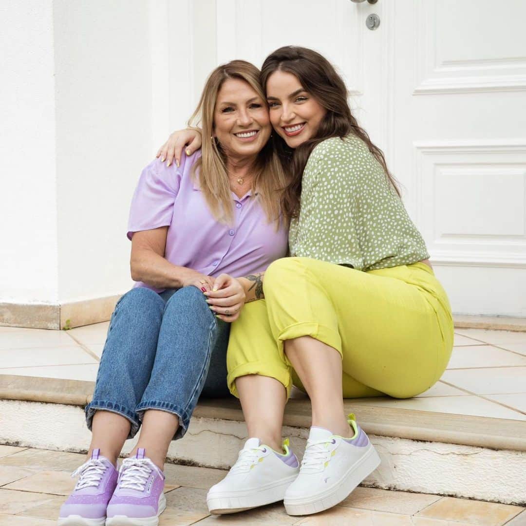 Bruna Unzuetaのインスタグラム：「Mãe sempre sabe…quando vai chover, quando vai esfriar, quando nos ajudar e quando nos confortar, até pq, elas sabem de tu-do. 😂  Mas, dessa vez, quem soube dar o presente perfeito fui eu,  por isso antecipei o dia das mães e já dei um tênis lindo da @kolosh pra ela. 😍  #todekolosh #amotenis」