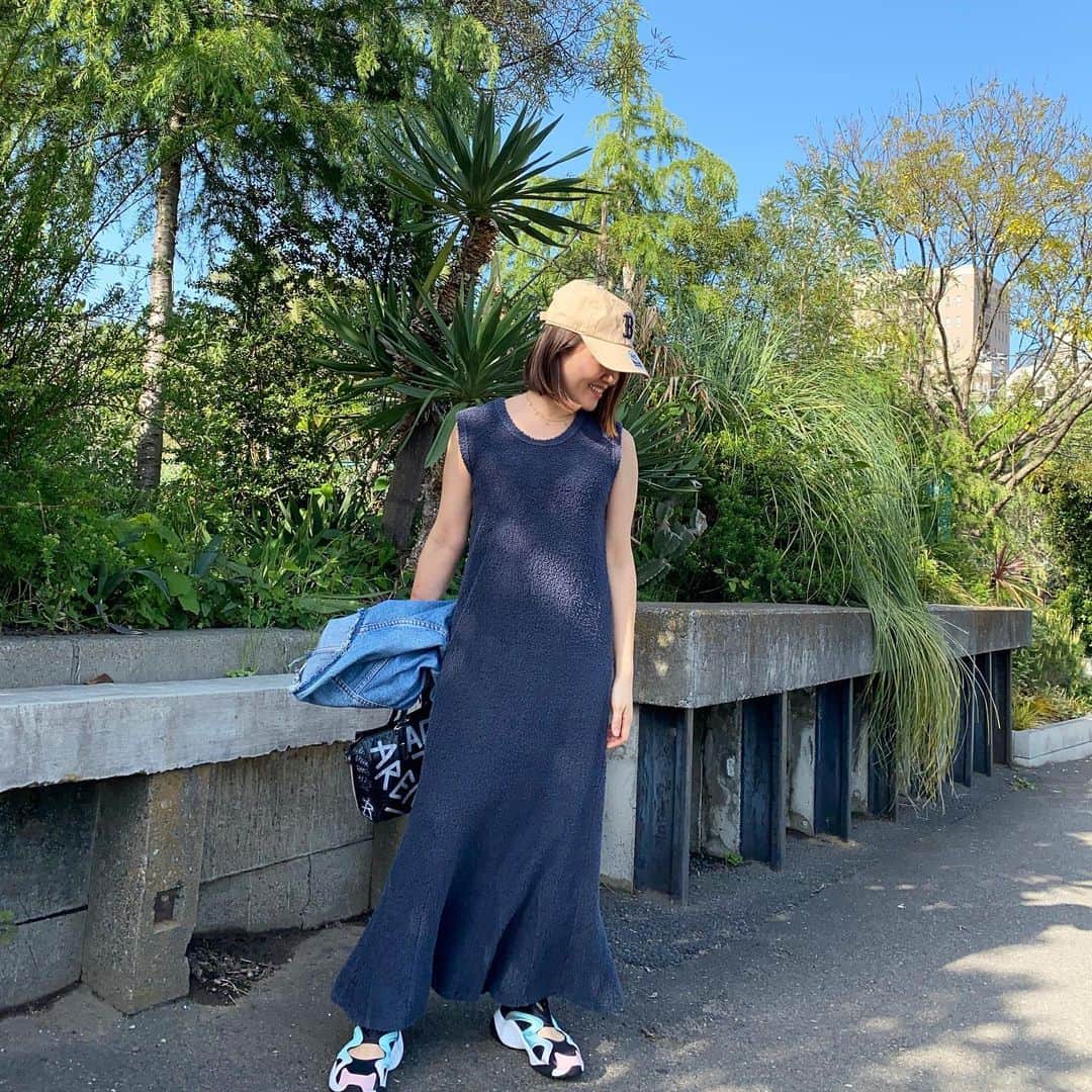 増山敬子のインスタグラム：「GWお天気良くて気持ちいいですね☀️ 今年はキャンプに行きたいな🏕とおもいつつ、キャップで検索すると沢山ありすぎて、 もはや、フリーズしてます🫥 * #ママコーディネート #155cmコーデ  #ロングワンピース #サードマガジン #thirdmagazine  #スニーカー #アシックス#asics  #キャップ#47japan」