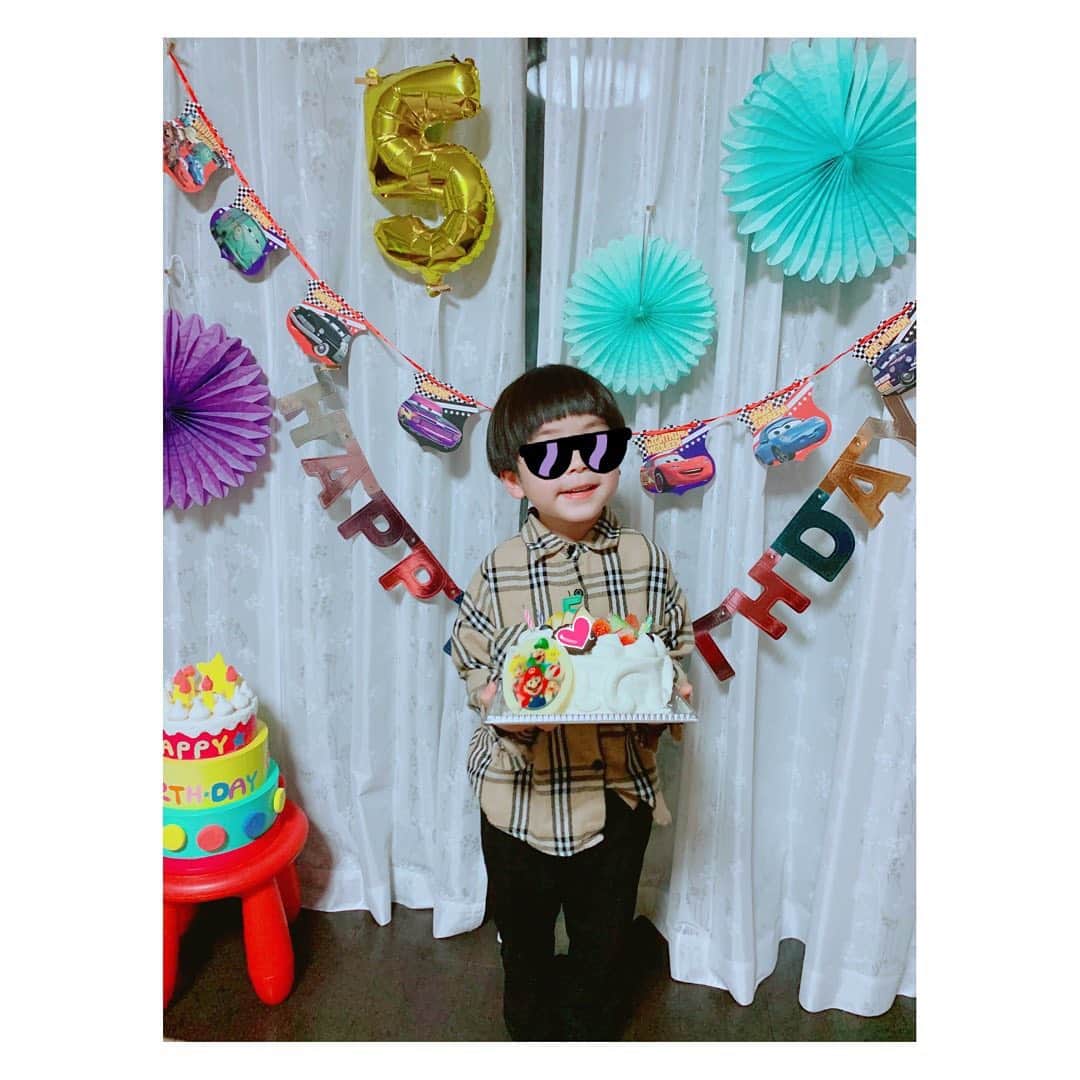 安田美沙子さんのインスタグラム写真 - (安田美沙子Instagram)「Happy Birthday🤍  長男5さいになりました。  親戚たちに囲まれて、にぎやかなお誕生日🎂  ありがたいね☺️✨  産まれた日を思い出すと、目頭が熱くなる。  かけがえのない時間を、くれています。  離れている時間もだんだんふえて、成長ってこういうことなんだなぁと。  最近はママを守ろうとしてくれます。  ブロッコリー嫌いなのに、好きな物はブロッコリーって言います。  何かを言い訳する時かならず 「ちがうちがう」 って言います。  男の子特有の、ちょっと恥ずかしい言葉いいたがります。  マリオは相変わらずマリオンって言います。笑  声が高いです。  笑顔が最高に可愛いです☺️  今は今しかない。  大切に通じ合って、笑顔で元気に過ごしてくれたらそれで幸せ✨  こころからおめでとう🎉  #お誕生日 #happybirthday  #boys #boy #maythefourth  #maythe4thbewithyou  #gw #family #love #大好きだよ #5yearsold」5月5日 7時29分 - yasuda_misako