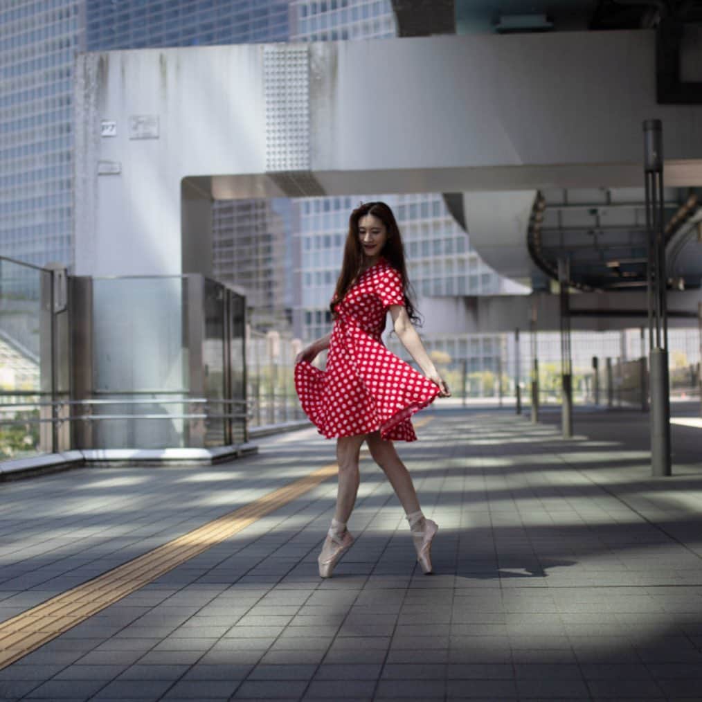 ささきえりのインスタグラム：「ballet🩰  人と比べない✨✨✨  photo by @jw.japanmoments  #作品撮りパートナー #作品撮り #photo #photography #portraitsfocus #portraitphotography #portraitphotographer #ballet  #instagram #くびれ　#美尻　#model #美脚　#art #shooting #shadow #feet #artist #bodypositive #bodymake #ありがとう　#ありがとうございます #likesforfollow #photography」