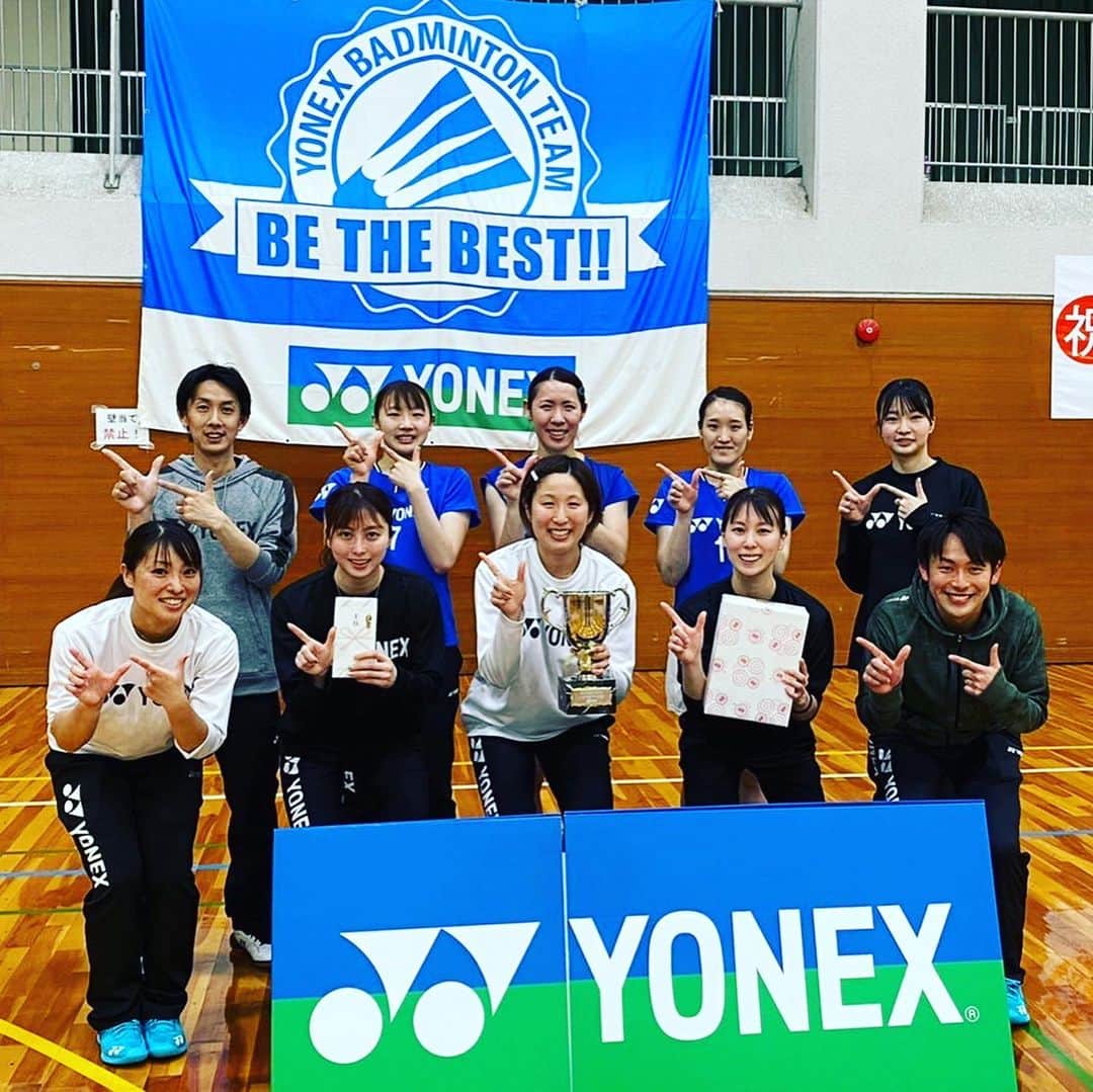 のインスタグラム：「Jsportsカップ クイーンズサーキット2022 草加大会（5/1-5/5）  クイーンズサーキット初めての団体戦で優勝🏆  非公式ではありますがコーチになって初めての大会でした‼️  コーチとしてはまだまだですがもっともっと勉強して選手と一緒に頑張りたいと思います！  みんなで頑張ろう！！ 写真撮る時yy ポーズの時にくっつけて撮るのは教えて欲しかったな… 1人だけ…  皆さん応援よろしくお願いします‼️‼️ 次はランキングサーキットに向けて頑張ります！！！ @yonex_bt  フォロワー、もーすぐ1000👍  #Jsportsカップ #クイーンズサーキット2022 #草加大会 #ヨネックス #yonex #yyポーズ」