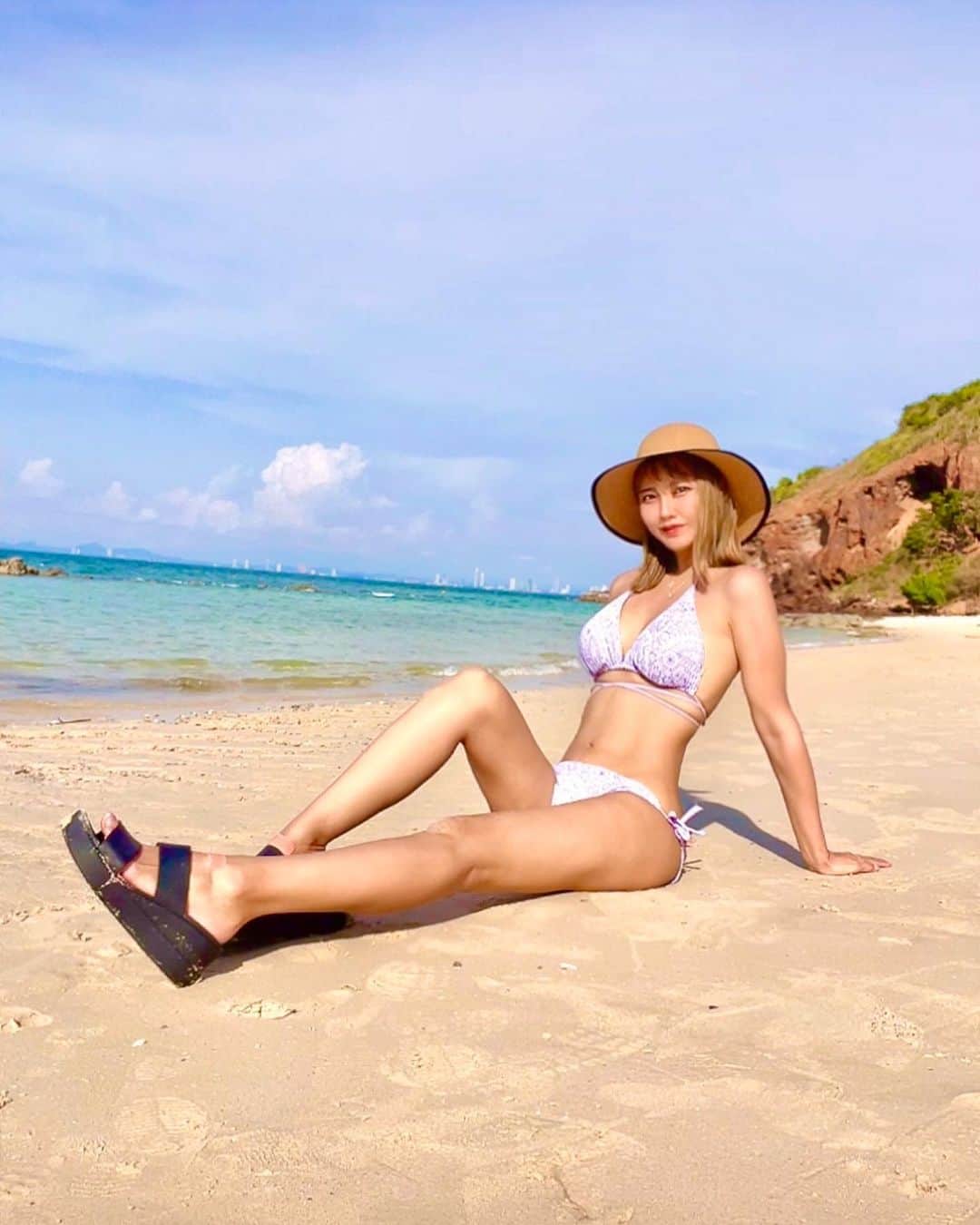 のインスタグラム：「ラン島💛💛💛last📸  1人で撮影会してた🥹🥹笑笑 次はどこの島に行こうかなあ🏝 たくさんあって迷う、、、 おすすめ教えてください😌✨✨✨  #みまる #mimaru #🇹🇭 #海外移住 #タイ #バンコク #タイ移住 #バンコク生活 #bangkok #thailand #海外生活  #海外旅行  #ナチュラルライフ #干物女  #youtuber #バンコク情報  #みまるチャンネル #在タイ日本人 #在タイ #バンコク駐妻 #バンコク観光 #バンコク旅行 #monkeybeachkohlarn #ラン島 #kohlarn #パタヤ旅行 #nualbeach #日焼け女子 #水着撮影 #水着モデル」