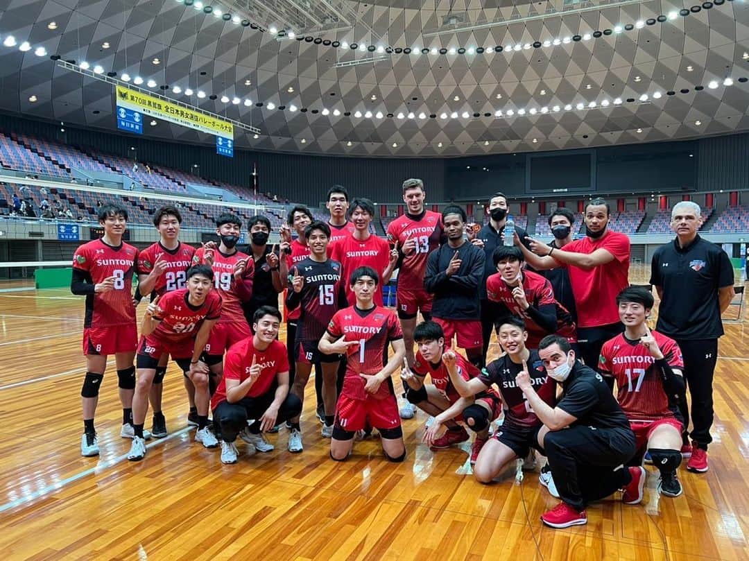喜入祥充のインスタグラム：「黒鷲旗優勝🏆 2連覇㊗️ 沢山の応援ありがとうございました！ 様々な思いを抱えながら挑んだ大会でした。 色んな経験をして、まだまだやれるんだ、やらなければいけないんだと強く感じました。 強いサンバーズに恥じないリベロになれるよう練習あるのみ。 自分を信じてこれからも成長できるよう頑張ります！ これからも応援よろしくお願いします！！  #サントリー #サンバーズ #アンダーアーマー  #黒鷲旗 #2連覇 #喜入祥充」