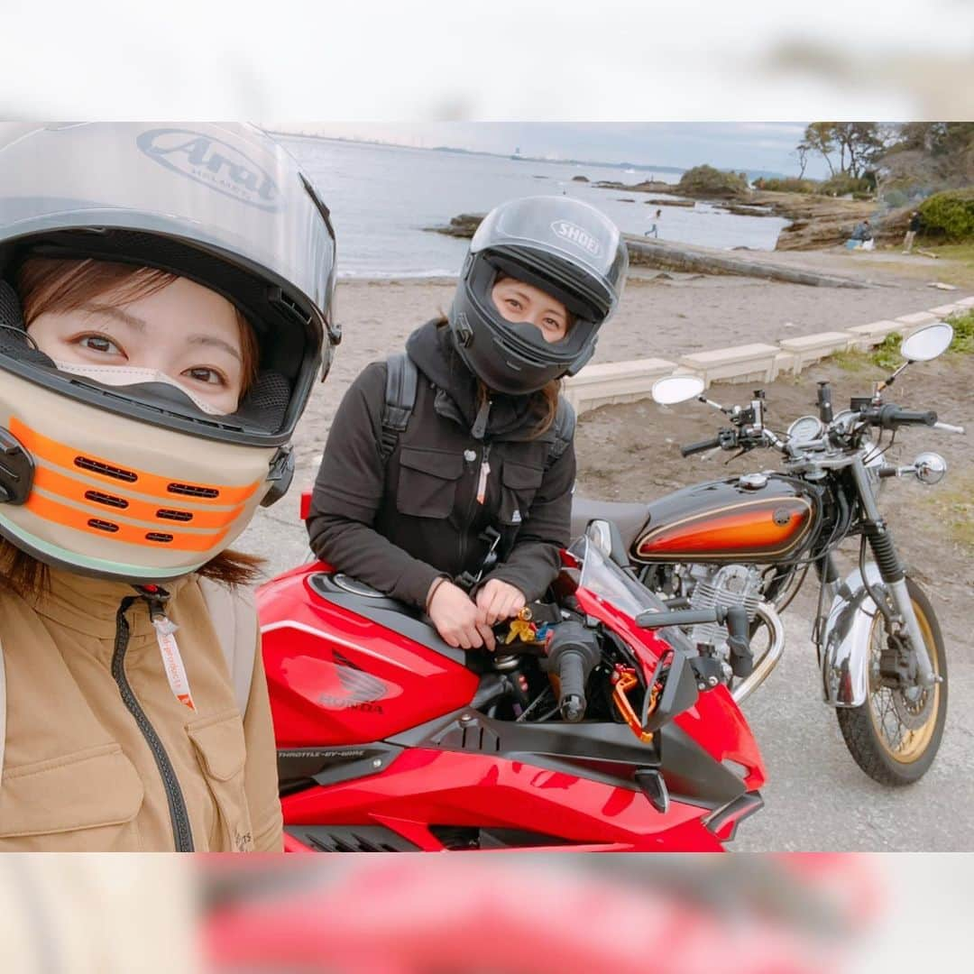 滝菜月のインスタグラム：「久野アナ(@shizuka_kuno )が昨日載せてた写真の別カット🏍🏍🏍 ⁡ 3枚目、髪が伸びてヘルメットから飛び出るように。笑 ヘルメット脱いだ瞬間に頭を左右に少し振って 髪をパサーッ✨となびかせるのが夢ですが、 実際はヘナ〜って感じです😂  #久野アナ #バイク #バイクツーリング #バイクのある風景」