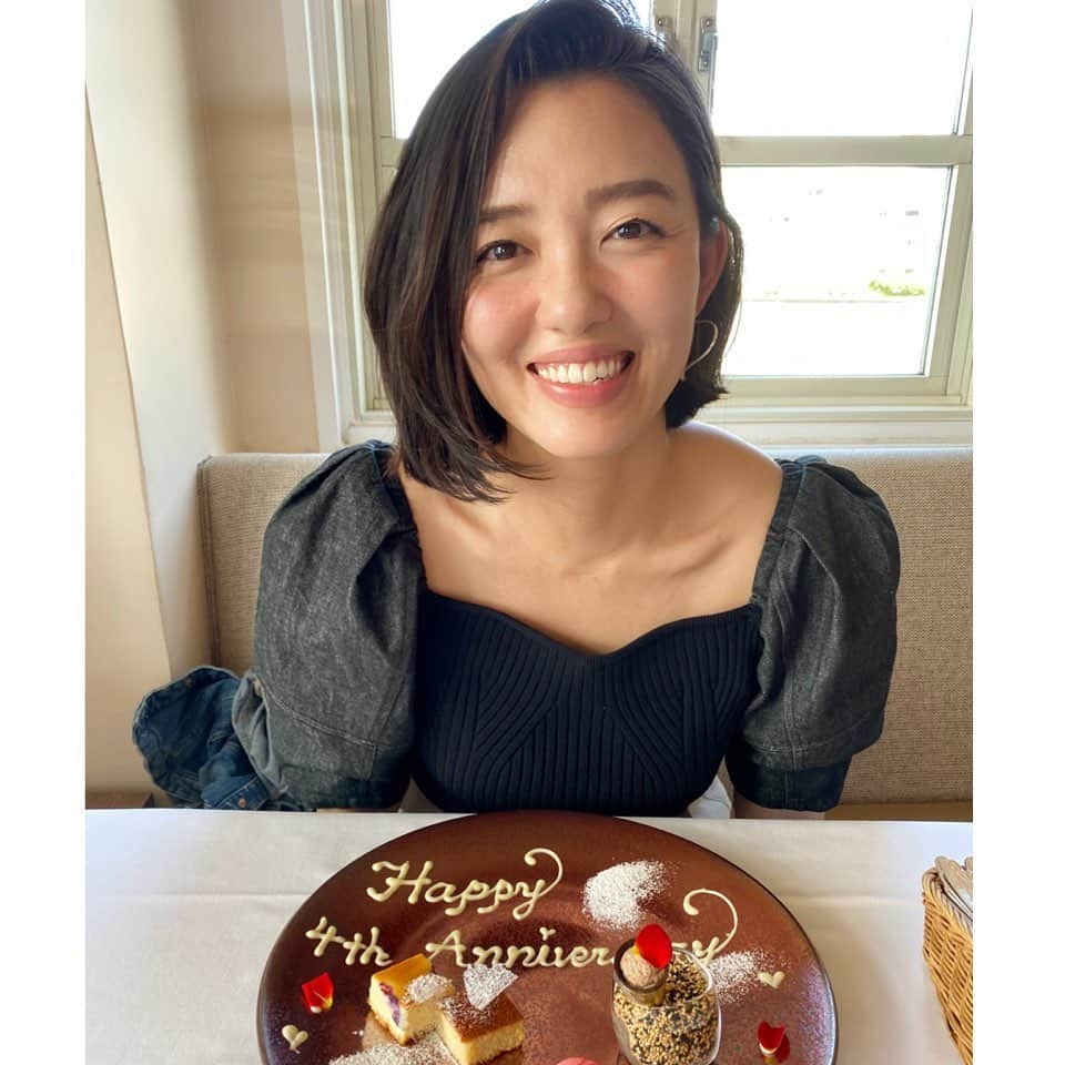 阿部優貴子のインスタグラム：「GW、4回目の結婚記念日でしたので、 ヒサシブリのおデートin葉山🌱 記念日は毎年こちらのラマーレさんにくるのが定番に。  南仏にいるかのような雰囲気もさることながら ブイヤベースが本当に最高。🦑 あと、東京から葉山までのドライブって ちょうどいい距離で 夫婦の会話がはずむってのもポイント。笑  新生活になってなかなか休みを合わせられないのですが、 子供預けてたまーの大人ジカン、大事ですネ☝️  #結婚記念日  #4年目もよろしく #ラマーレドチャヤ」