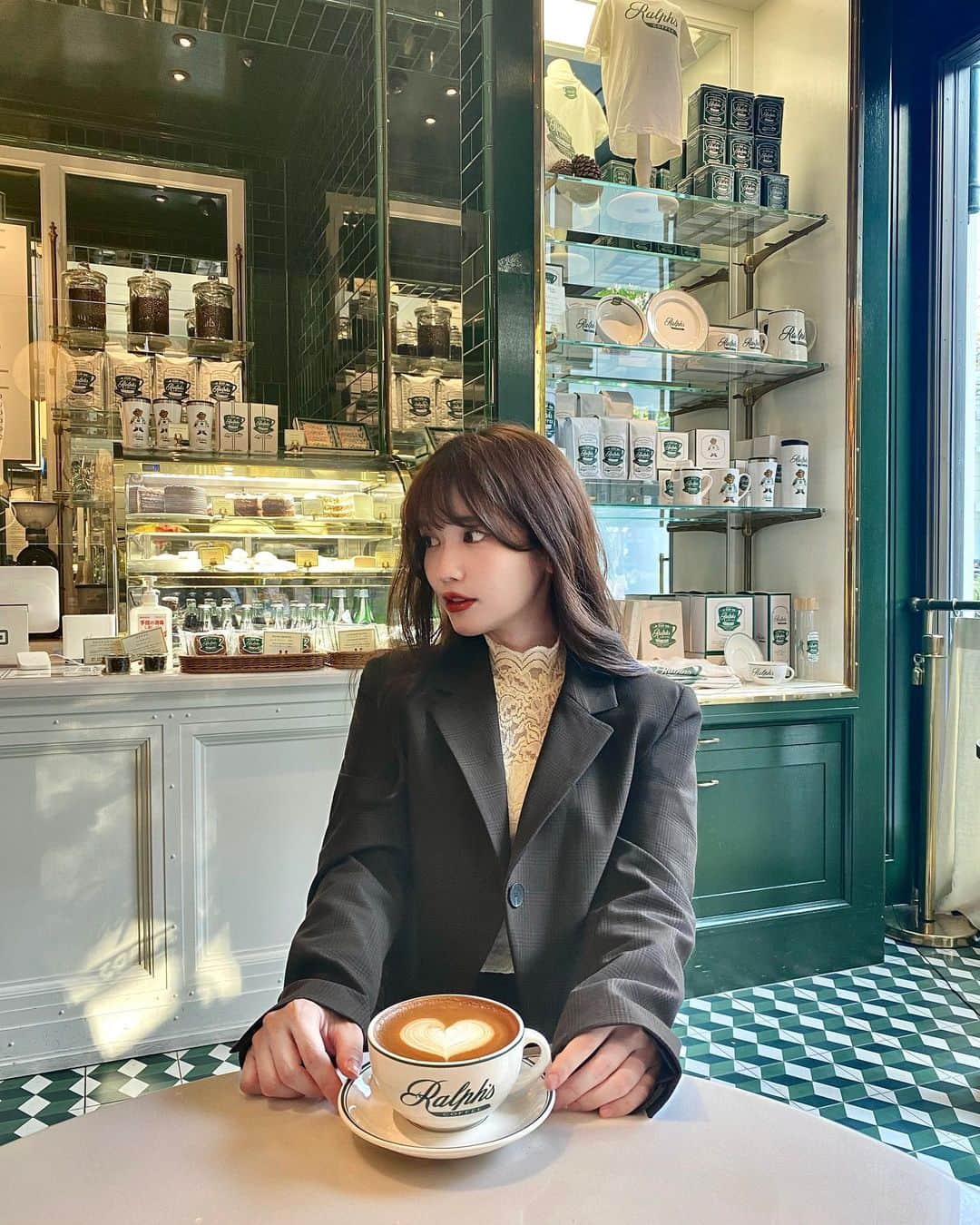 のインスタグラム：「☕️Ralph Lauren Cafe 　 ハートのラテかわいいね\( ˙▿˙　)/ 　  　   服　@zara   #cafe #tokyo #RalphLauren #ralphlaurencafe  #ラルフローレンカフェ #ralphscoffee #ラルフズコーヒー #ラルフローレン　#カフェラテ #コーヒー #ラテアート  #表参道カフェ #明治神宮前カフェ #東京カフェ  #cafe  #ラグジュアリー  #カフェ巡り #カフェ部 #カフェ  #原宿カフェ #スイーツ巡り #zara #ザラ #154cmコーデ  #154cm #低身長コーデ」