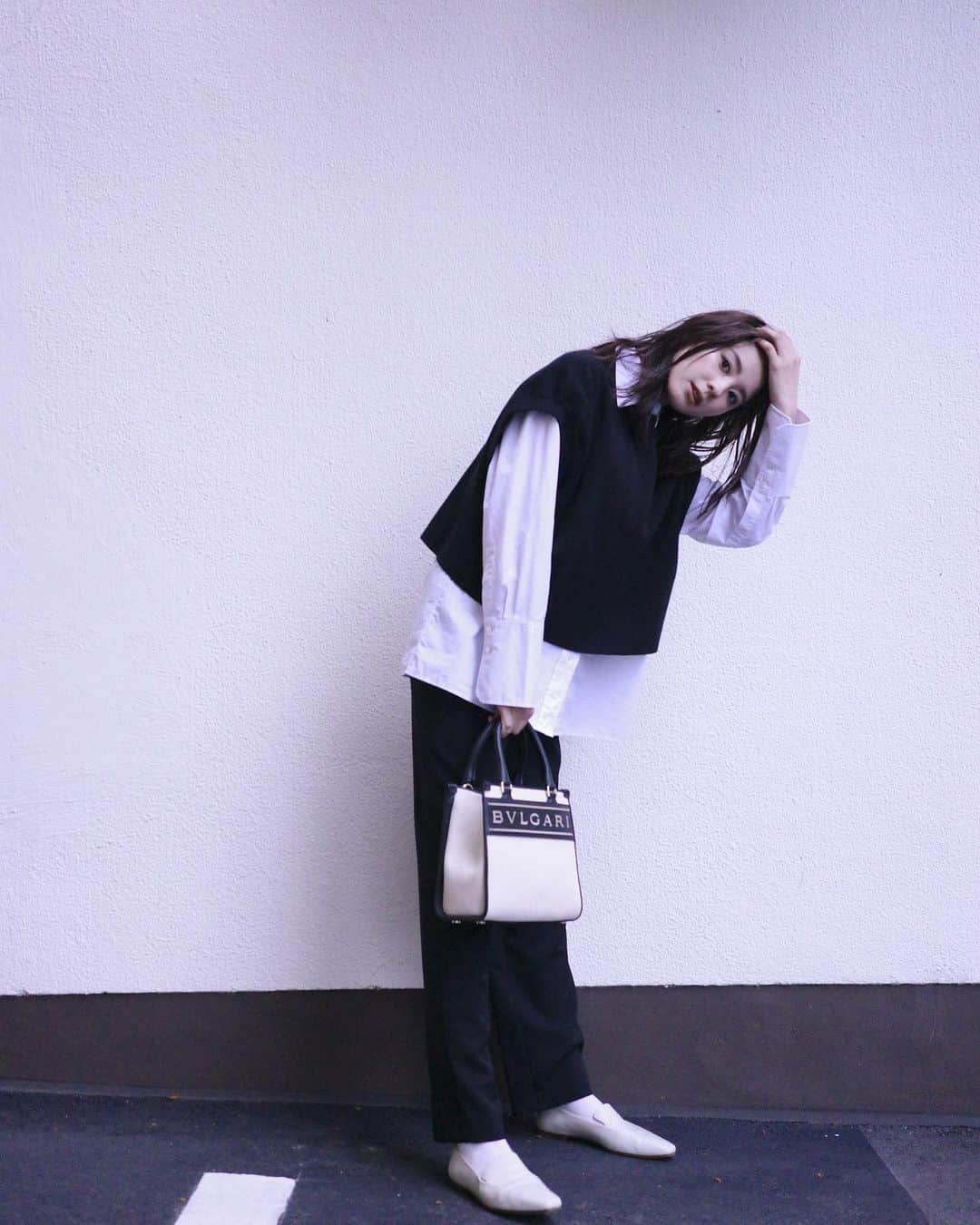 朝比奈彩さんのインスタグラム写真 - (朝比奈彩Instagram)「. . いつかの私服💓 . tops / @journalstandard.jp  shirt / @therow  pants / @chanelofficial  shoes / @therow  bag / @bulgari  . ゴールデンウィークは とてもゆっくり過ごしていて、 いい時間を過ごせています💓 . 皆さんはどのような ゴールデンウィークになっていますか？⭐️」5月5日 18時24分 - asahina_aya