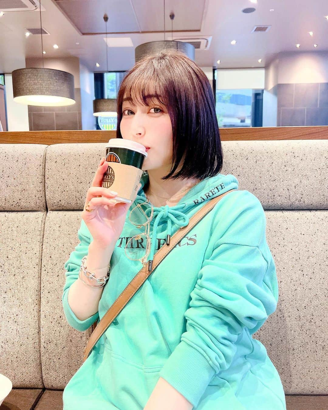 新藤まなみのインスタグラム：「⁡ ⁡ ⁡ ちょっと一息つきますか😮‍💨☕️？ GW最終日かな。。 ⁡ 撮影からの #JOPT 頑張ってくるよ♠️♥️🌟 行ってきます✨ ⁡ ⁡ #jopt #joptポーカー　#ポーカー　#テキサスホールデム　#テキサスホールデムポーカー　#撮影　#ポーカー大会　#カフェ　#cafe #chill #cafetime #Coffee #珈琲　#飲めません　#カフェラテ　#カフェオレ　#カフェタイム　#休憩」