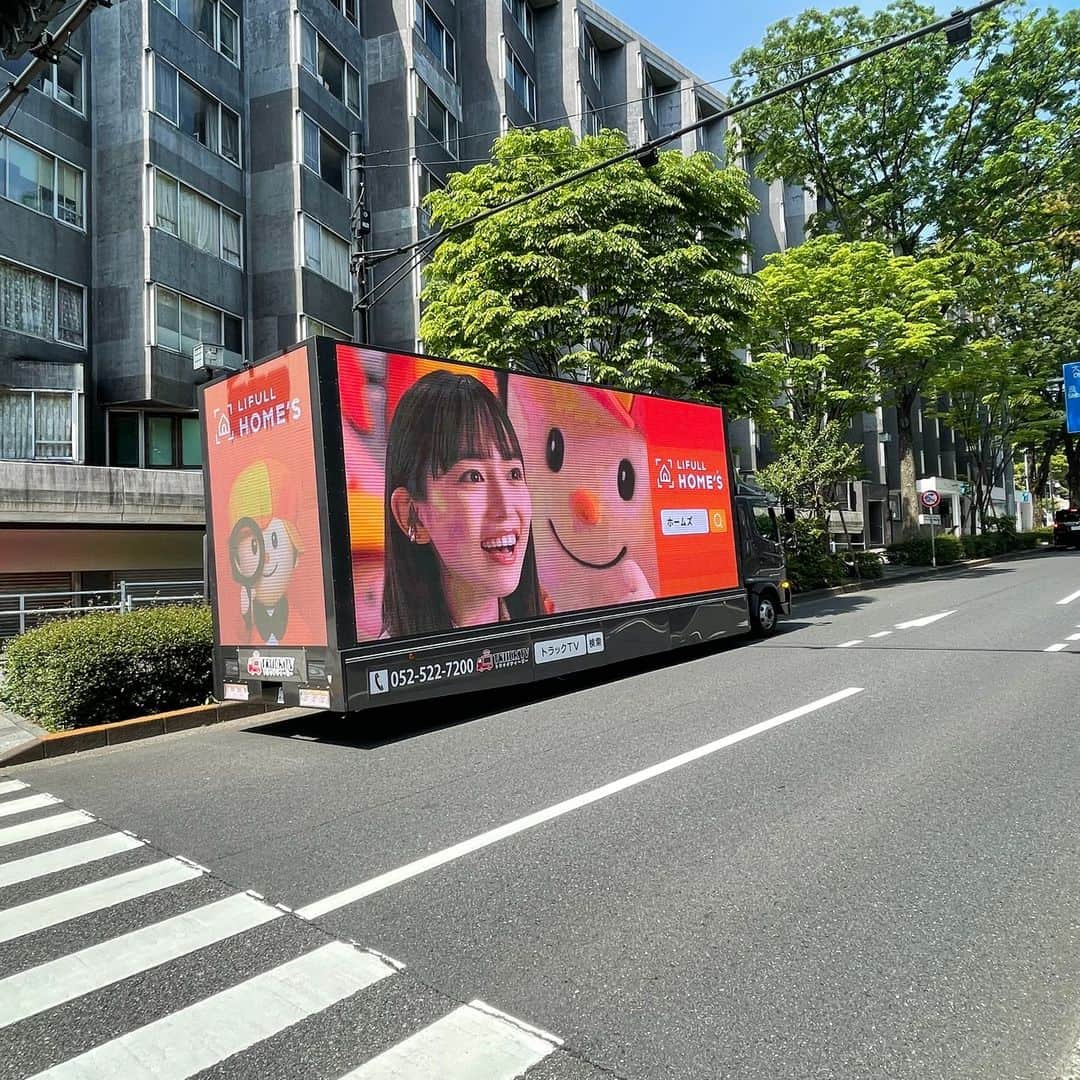 LIFULL HOME'S(ライフルホームズ)公式のインスタグラム：「抽選で1名様に10万円分のデジコが当たるっ😳 ホームズトラックを探せ!キャンペーンっ🥳  ホームズトラックが出発っ🚚 原宿・表参道で探してねっ😆 ①@homes_official をフォロー ②ホームズトラックを撮影し、#ホームズトラック をつけて写真を投稿  #川口春奈 #山里亮太 #WANIMA」