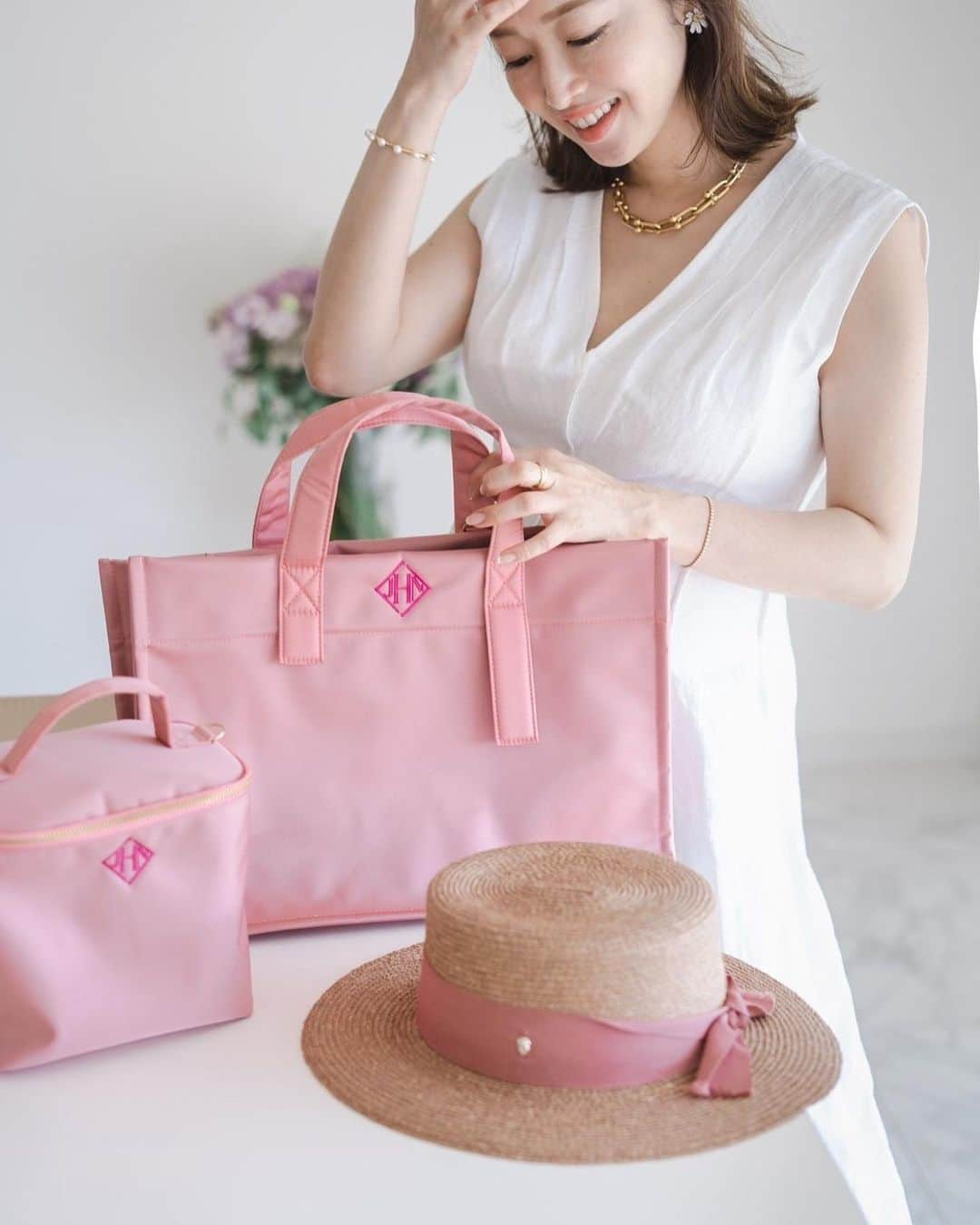 翁安芸さんのインスタグラム写真 - (翁安芸Instagram)「Summer Pink💓👙🎀💕💖  Bag #jnhearts  Hat #helenkaminski #ヘレンカミンスキー  Dress #blamink #ブラミンク Jewelry #tiffanyandco #bijoudem #mioharutaka #yon #stellarhollywood   #akiweng #翁安芸 #summer #pink #whitedress #pinkbag #hat」5月5日 10時10分 - akinyc