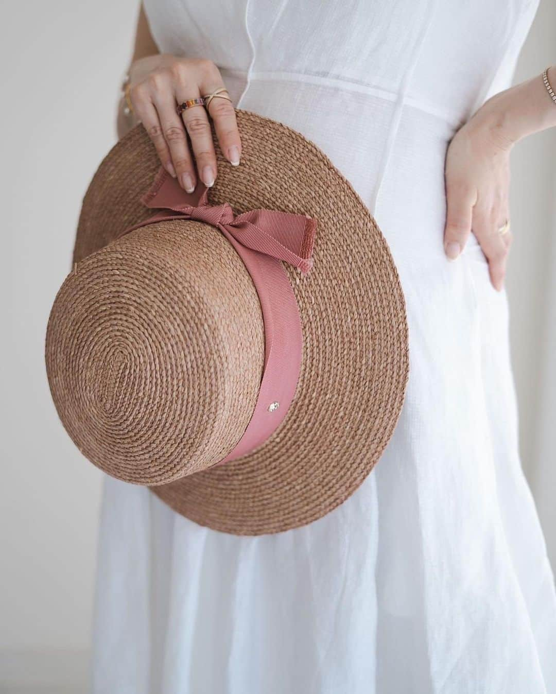 翁安芸さんのインスタグラム写真 - (翁安芸Instagram)「Summer Pink💓👙🎀💕💖  Bag #jnhearts  Hat #helenkaminski #ヘレンカミンスキー  Dress #blamink #ブラミンク Jewelry #tiffanyandco #bijoudem #mioharutaka #yon #stellarhollywood   #akiweng #翁安芸 #summer #pink #whitedress #pinkbag #hat」5月5日 10時10分 - akinyc