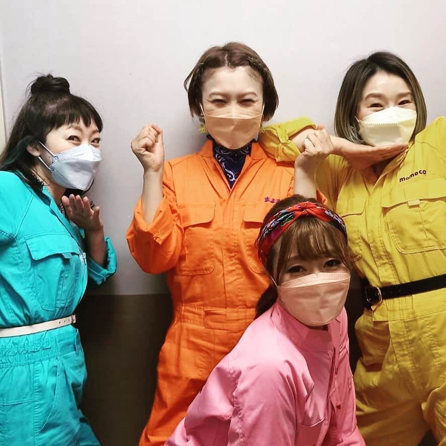 石川由香里のインスタグラム：「. 昨日は お助け戦隊！片付けレンジャーの 初舞台！  大大大大大成功でしたー！！！！！  わたし、 もともと すごく緊張しぃなんです…  だから、 普段 司会のお仕事で 舞台に上がるのにも すごく 緊張するんですが…  レンジャーのショーは 歌って踊る！がある☻ 歌は口パクですが（笑） 踊りはエアーではありません（笑）  だから、 ほんとにほんとに 緊張しましたが、 本番になってみたら 客席からの手拍子が 曲中ずっと続いていて、 最後には 大きな拍手ももらえて 本当に楽しかった！！！！！  夢のような時間でした。  4年前、 鍵を無くしたくない一心で お片づけをはじめたら、 こんなすてきな仲間ができて、 ステージで踊ったり ラジオに出たりできるなんて 想像できなかったことばかりが 起きています☻  だから、 わたしは 「お片づけで人生が変わる」と 思っているんです☻  だからこそ お片づけで悩んでいる人に 「やってみよう！」という きっかけを 掴んでほしい！  片付けレンジャーは そんなあなたの きっかけになれるように これからも 悪の組織「ムダー」と 闘っていきますね☻  お楽しみに！！！！！  #片付けレンジャー」