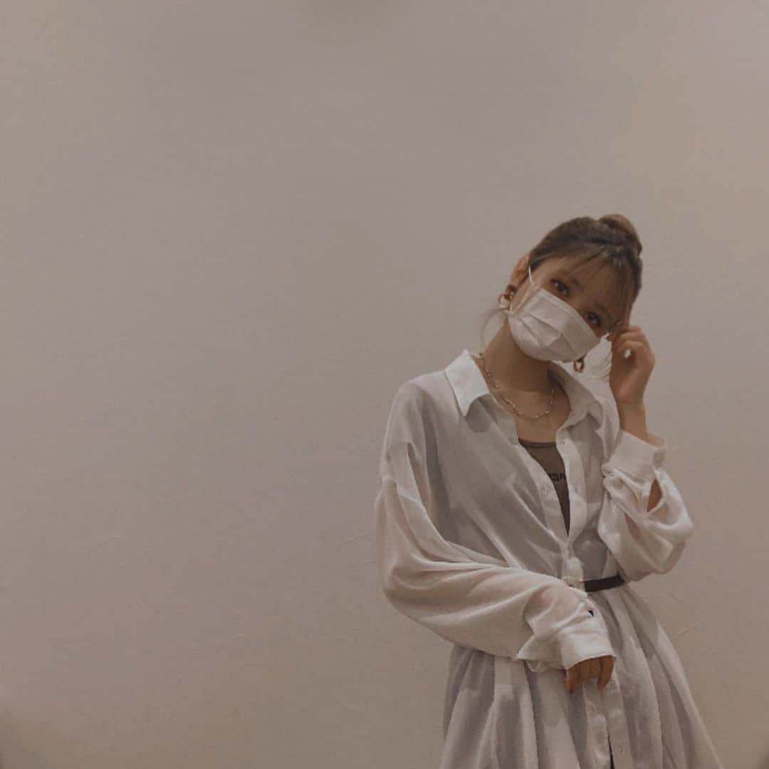 上原ゆなのインスタグラム：「❤️今日のコーデ❤️ ・ 今日はお団子にしてみた〜 少しは大人っぽく見えるかな〜 ・ このベルト調整できるんだよ すごくない！？ ゆな他のベルトだとゆるゆるだったり、逆にキツすぎたりして困ってたんだけど、このベルトは自分のウエストに合わせられるからいい感じ👍🏻 ・ シャツもいいんだよ🥺 今雨降ったりして寒いんだけど、 このシャツ暑すぎず寒すぎずって感じ🥺 ・ ・  #gorge  #gorgeコーデ」