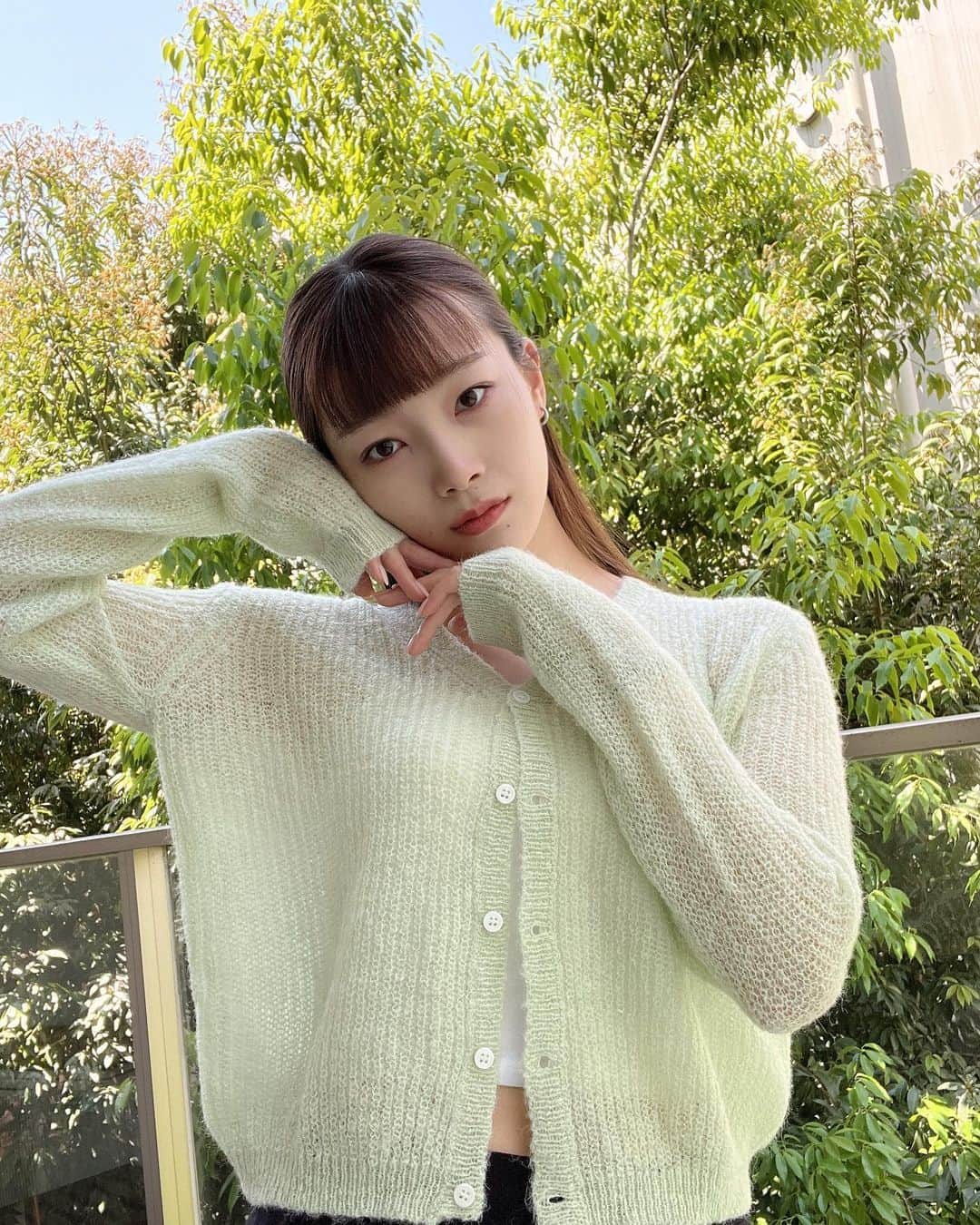 江田友莉亜のインスタグラム：「GWいかがお過ごしですか?💚🍃 昨日はみどりの日ということで @palle_jp の グリーンカーディガン: )」