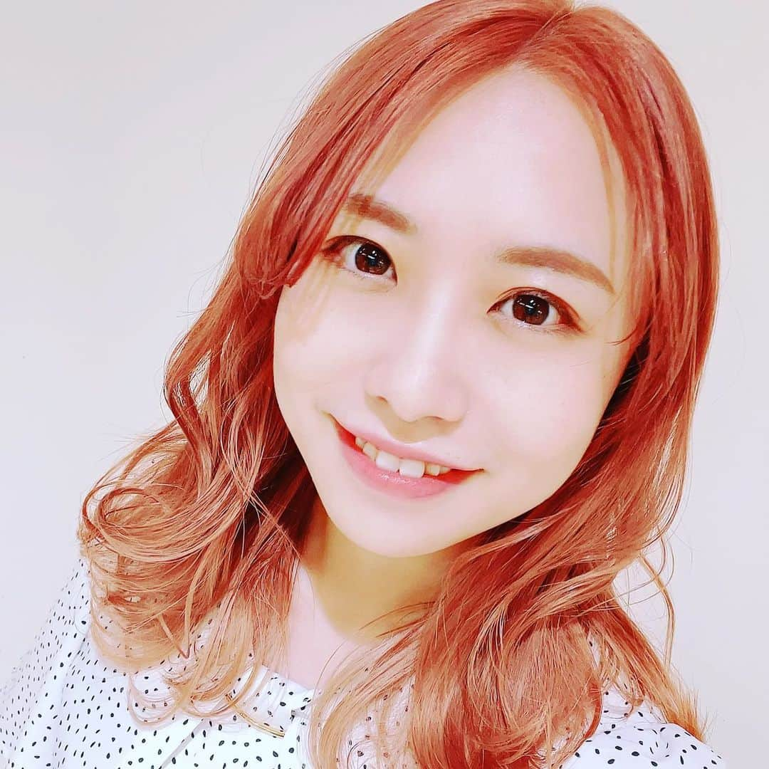 丸山奏子のインスタグラム：「久しぶりの明るいカラー✨ ブリーチもしたよ🥰 今回はピンクとオレンジの中間のようなカラー。 暖かくなると派手髪したくなる！笑  めぐさんがいつも素敵にしてくれるからるんるんだよー🥳🥳🥳✨  @meg_kodame  @littleharajuku」