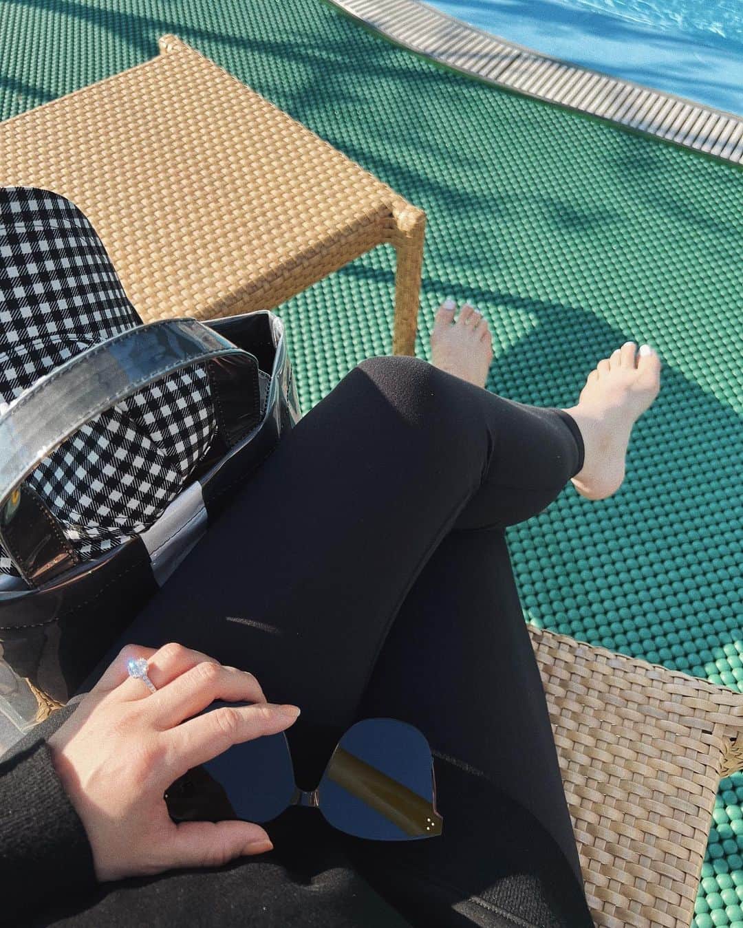 翁安芸さんのインスタグラム写真 - (翁安芸Instagram)「今週は娘の学校のあと公園&プール☀️  外のプールにも入れる暖かさになってきたので、大喜びで遊んでます👧🏻💕 私は暑い〜🐽💦  #pooldays #tokyo #summerweather #プール #vancleefarpels #synetokyo #lululemon #gentlemonster #miumiu #theweekendhotel #poolside」5月5日 10時38分 - akinyc