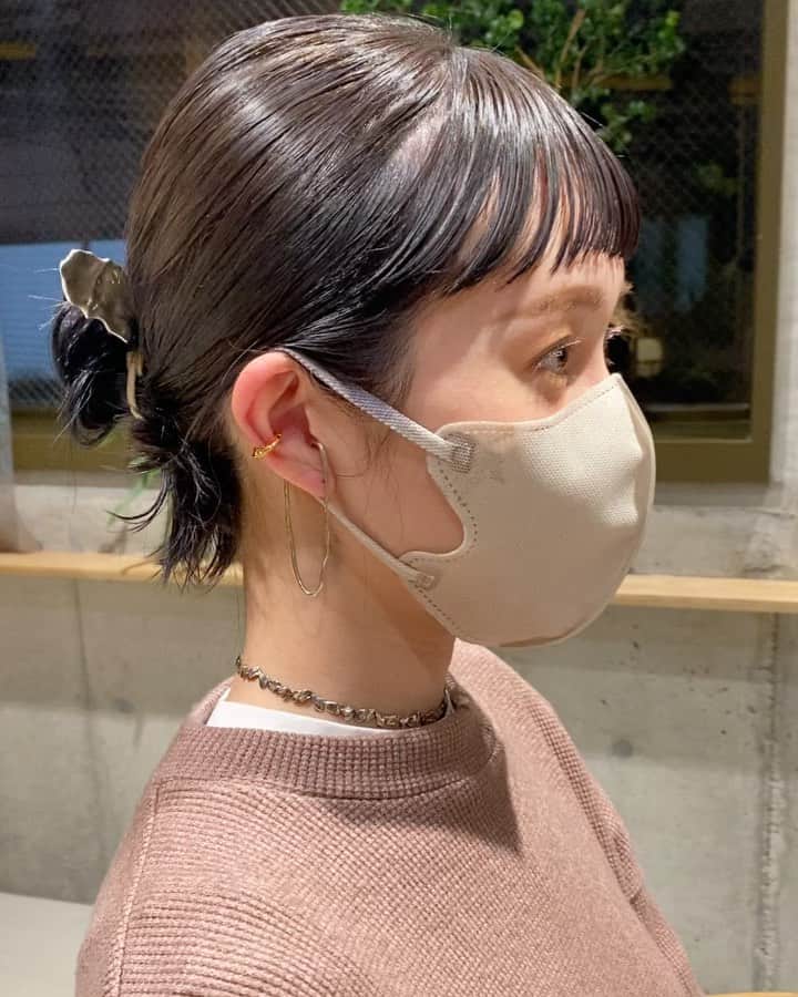 土田瑠美のインスタグラム：「ブリーチ後に 抜けた時も綺麗なグレージュになるよう 暗めのグレー(5トーン)をオンカラー🤍  @pluiehair のアクセサリーが全部可愛い🤍」