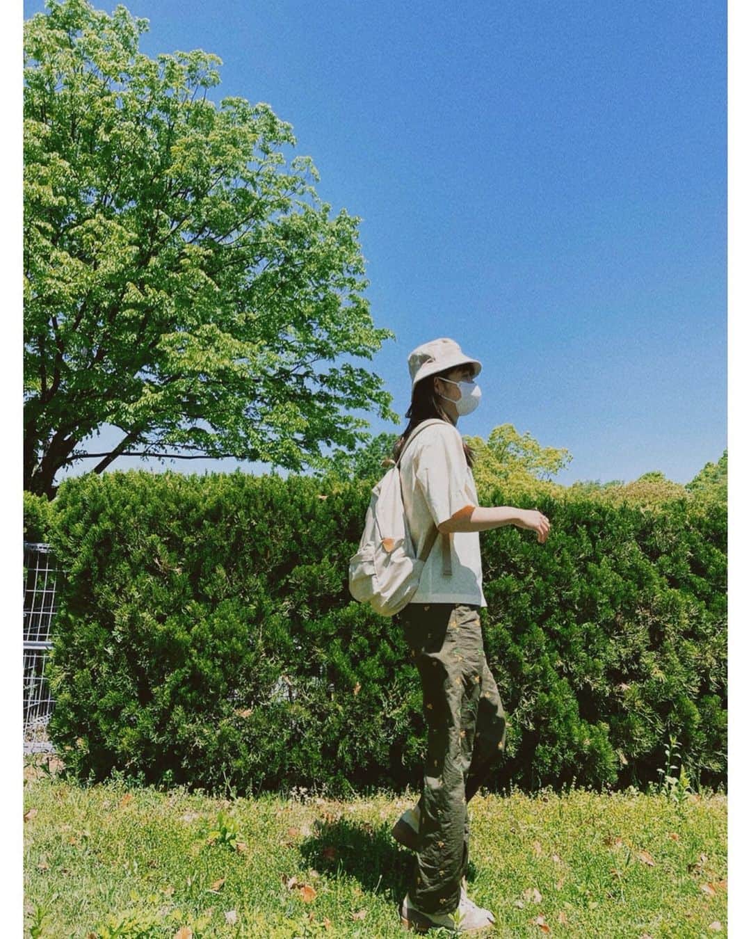 佐々木希さんのインスタグラム写真 - (佐々木希Instagram)「大阪旅の楽ちんコーデ。 パンツは撥水効果のあるナイロン素材に、iNtimitéオリジナルの刺繍を施しました🏵ウエストはゴムとリボンなので調整できます。 そして沢山歩いたり走ったりするには、やっぱりスニーカー👟FENDIのこのスニーカーが疲れなくて履き心地👍  shirt #6 pants #iNtimite shoes #fendi」5月5日 10時53分 - nozomisasaki_official