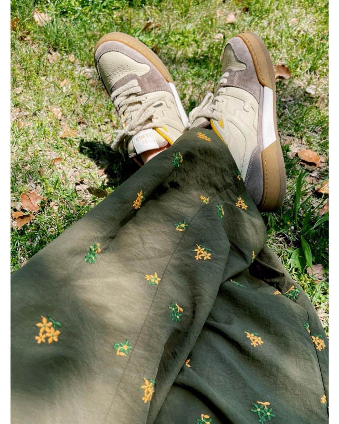 佐々木希さんのインスタグラム写真 - (佐々木希Instagram)「大阪旅の楽ちんコーデ。 パンツは撥水効果のあるナイロン素材に、iNtimitéオリジナルの刺繍を施しました🏵ウエストはゴムとリボンなので調整できます。 そして沢山歩いたり走ったりするには、やっぱりスニーカー👟FENDIのこのスニーカーが疲れなくて履き心地👍  shirt #6 pants #iNtimite shoes #fendi」5月5日 10時53分 - nozomisasaki_official