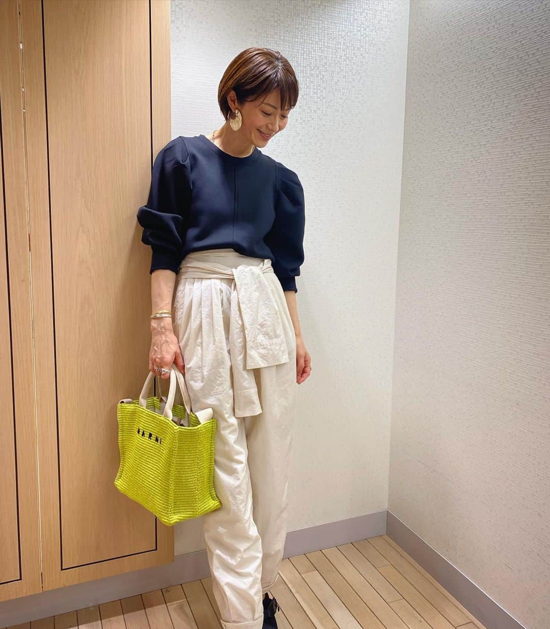 畑野ひろ子のインスタグラム：「昨日のインスタLIVEでご質問頂きました、昨日の #ootd   タグ付けしてます😊 トップス　@matured_official  パンツ　@public_tokyo  ピアス　@hyke_official  靴　@hyke_official 写ってなかった🙏 バッグ　@marni」