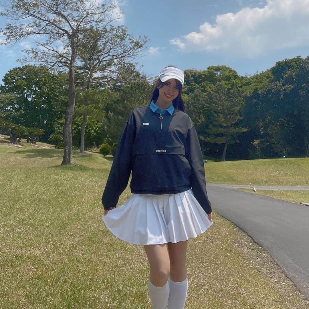 hina2221のインスタグラム：「ゴルフ日和🤍 . . .  #ゴルフ女子初心者#ゴルフコーデ#ゴルフウェア#インスタゴルフ女子#ゴルフ好き##インスタゴルフ部#ドライバー#スイング動画#巻き髪ロング #ゴルフウェア golfgirlsofinstagram#高尔夫#日焼け#韓国ファッション#韓国ゴルフウェア#韓国大好き#ラフィユーロ」