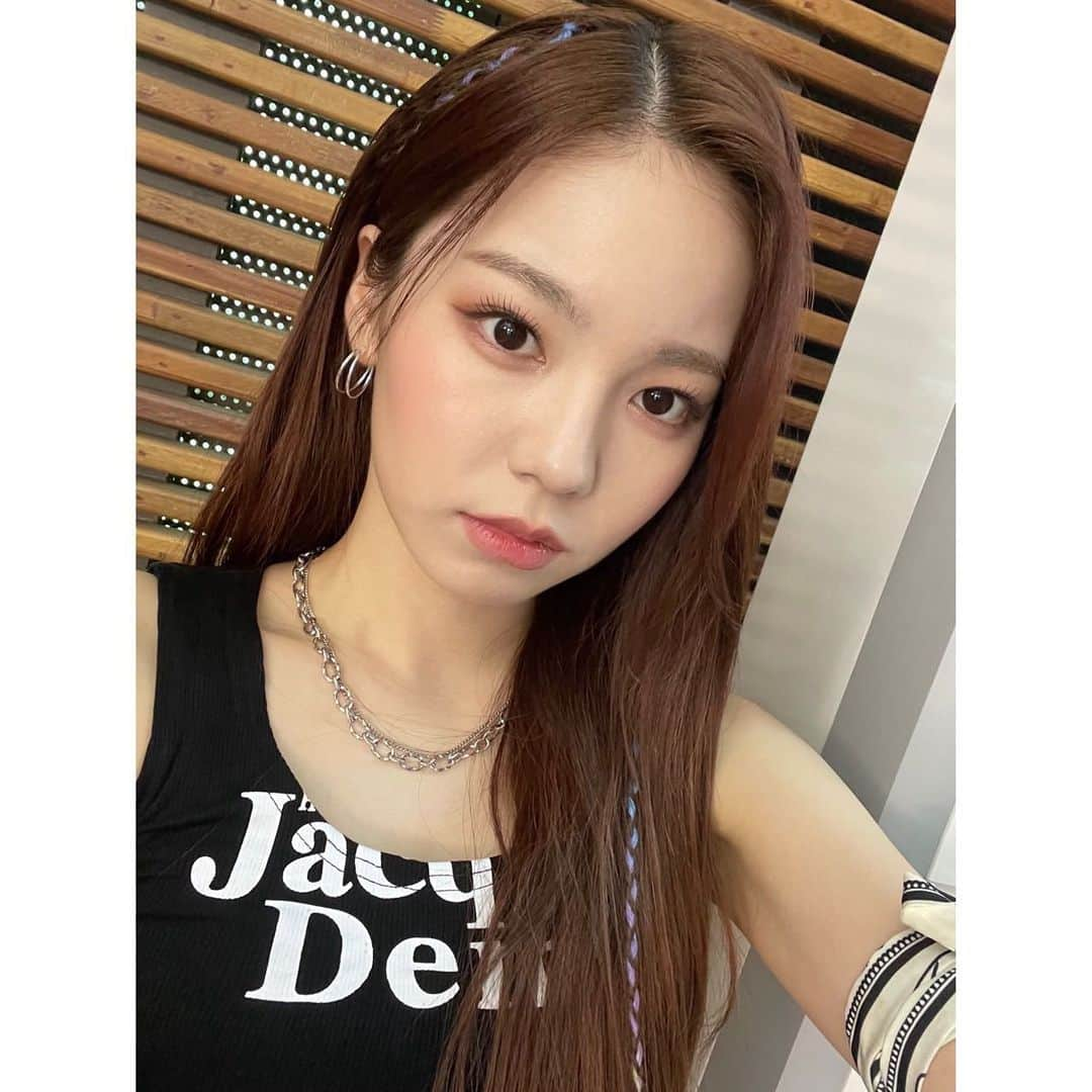 NiziUさんのインスタグラム写真 - (NiziUInstagram)「🪄🖤💜🖤💜🖤 • • • #黒井彩花#까마카 #🌷🌷🌷」5月5日 12時09分 - niziu_artist_official