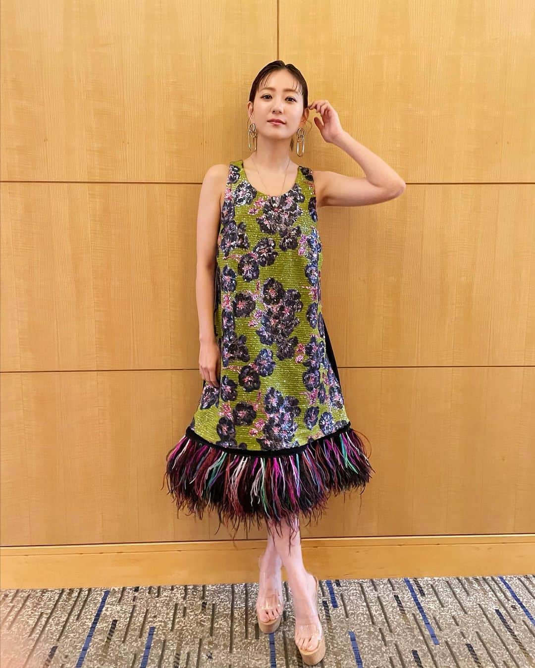 伊藤千晃のインスタグラム：「昨日は楽しかったね❤︎ ⁡ まだまだ続くGW、 暑い日が続きそうだから体調に気をつけながら過ごしてね😉 ⁡ ⁡ 2部衣装 #スパンコール #ドレス @koche  #シューズ @re_rz」