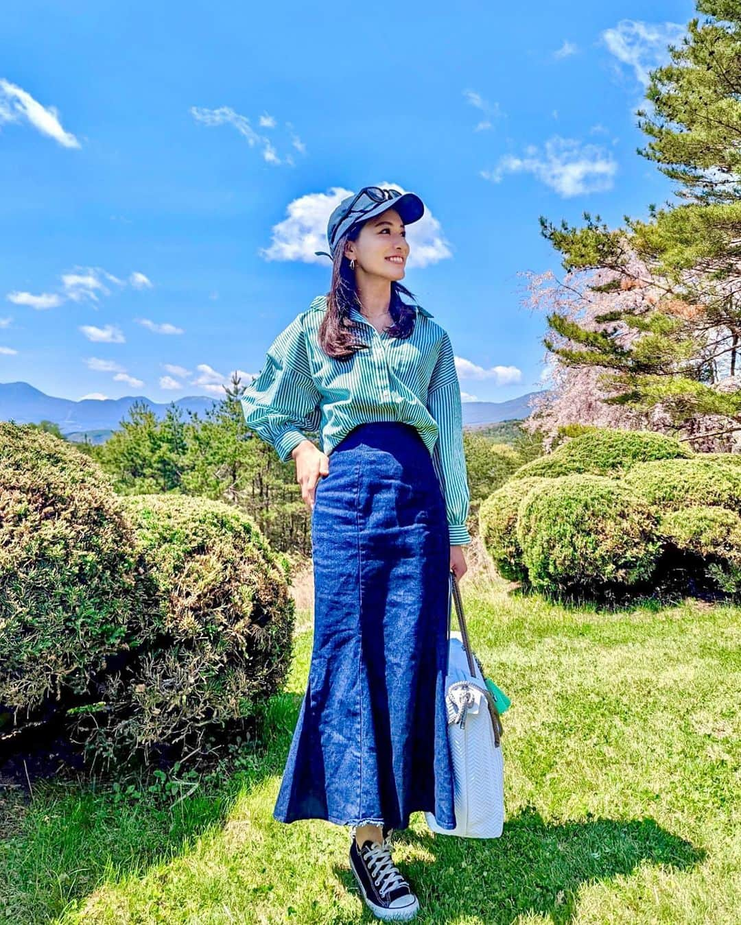 石井里奈さんのインスタグラム写真 - (石井里奈Instagram)「こんにちは💕 . お天気が良くて嬬恋の白根山をバックに✨GW中は比較的カジュアルコーデばかり🙆‍♀️ こないだ紹介したレイクのバッグ本当にたくさん入ってゴルフバッグとしても旅行バッグとしても万能でした👜❤️ . tops... @grl_official  skirt... @grl_official  cap... @rhcronhermanjp  sunglasses... @eyevol_official  shoes... @converse_jp  bag... @l4k3style_japan  . 今回はグレイルのプチプラコーデ🥰 流行りの緑のストライブシャツが自然とマッチ🙆‍♀️ . 今日も素敵な一日を💛 . #りなまるコーデ #grl #グレイル #l4k3 #旅行バッグ #プチプラコーデ #プチプラ #ronherman #ロンハーマン #キャップコーデ #キャップ女子 #カジュアルコーデ #カジュアル #白根山 #嬬恋 #嬬恋村 #山ガール #キャンプコーデ #ゴルフ女子 #ゴルフ #ゴルフバッグ #サングラス #アクティブ #アクティブ女子 #イタリアバッグ #イタリア #italy #ストライプシャツ #ストライプ #グリーン」5月5日 12時34分 - ri7tin1025