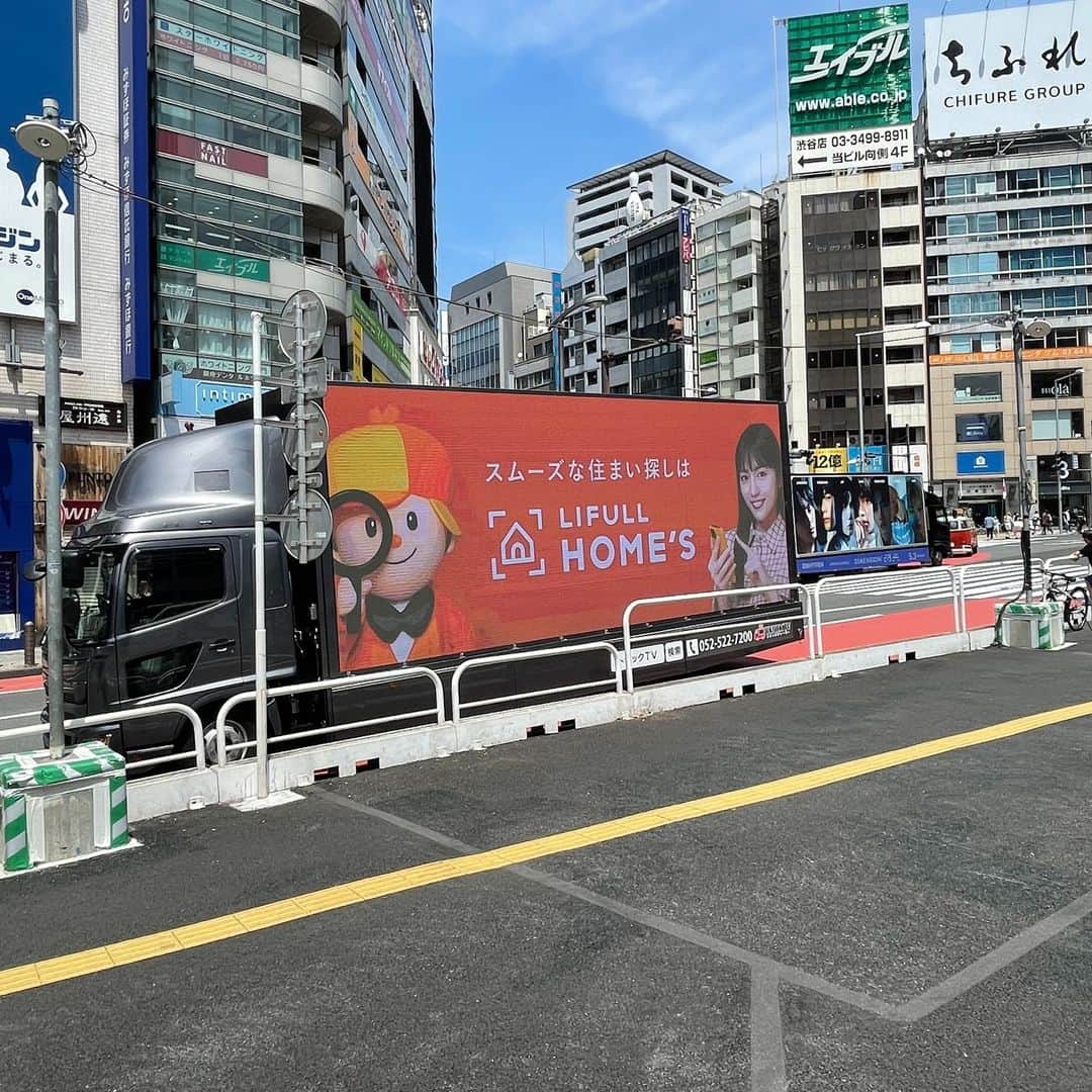 LIFULL HOME'S(ライフルホームズ)公式のインスタグラム：「抽選で1名様に10万円分のデジコが当たるっ😳 ホームズトラックを探せ!キャンペーンっ🥳  ホームズトラックは見つけられたかなっ🧐 これから渋谷に行くから、探してみてねっ😆 ①@homes_official をフォロー ②ホームズトラックを撮影し、#ホームズトラック をつけて応募完了  #川口春奈 #山里亮太 #WANIMA」