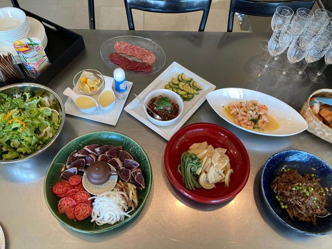 安藤優子さんのインスタグラム写真 - (安藤優子Instagram)「先日の木村太郎さんご夫妻たちとのご飯会。  黒板お品書きと、実際のお料理の数が合わない（笑）とのご指摘をいただきましたが、グリーンピースご飯は後から炊き上げたので、写真撮る暇なく完食‼️  ステーキとピザも焼き上がりを撮る間も無く、こちらも完食（笑）でした。  さてそんなメニューの中から、二品をご紹介。  まずはガーリックシュリンプ。こちらはむきエビを前日から、ニンニクのすりおろしと白ワインに漬け込んでおいたものを、軽くバターでソテーして、ブラックペッパー遠ガリガリしました。  ワインやビール片手につまんでもらいたかったので、あえて殻付きにせず、ピックを刺して。  もう一つは、マグロのタルタルバジル添えです。  あらかじめ作っておいたので少し色が悪くなっていますが、味は抜群です。  マグロの切り落としを包丁で叩いて、オリーブオイルたっぷりに、ワサビ少し、塩、胡椒、それに新玉ねぎのみじん切りを加えて混ぜます。  最後にレモンをたっぷり絞って、手でちぎったバジルの葉を加えます。  マグロの生臭さが出ないように、隠し味程度にワサビを入れています。  アボカドのスライスといっしょにバケットにのせて、こちらもおつまみのフィンガーフードとして召し上がってもらいました。  マグロと新玉ねぎ、そしてバジルが驚くほど合います。  ぜひお試しくださいませ‼️  そうそう、新生姜と牛肉のしぐれ煮は、グリーンピースご飯に添えて食べていただくように、味を濃いめの甘辛にして有ります。  お品書きを書いた黒板は、海の家を作る時に、どうしてもやってみたかった試みです。  いらした方はこの黒板メニューを写真に撮られて、思い出にしてくださっています。  #ガーリックシュリンプ  #マグロのタルタル  #フィンガーフード   #黒板メニュー  #フレンチブルドッグ  #安藤優子」5月5日 13時32分 - yukoando0203