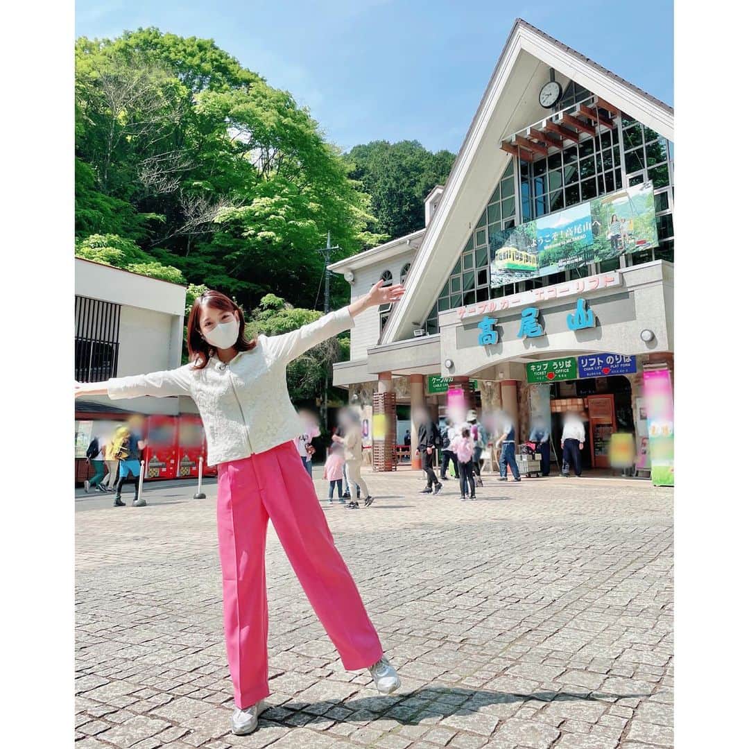 竹俣紅のインスタグラム：「🌿 きょうの『めざまし8』では 高尾山からの中継を担当しました🎤 ご覧いただきありがとうございました！ ⁡ みなさん、ゴールデンウィークも終わりに近づいてきましたが、 いかがお過ごしですか？ 私は、バーベキュー場やら、某お肉の祭典やらの取材で、ひたすらお肉のにおいをかいでいる気がします。 かいでいるだけで、ありつけてはいません😂 ⁡ また明日もよろしくお願いします☀️ ⁡ #めざまし8 #高尾山」