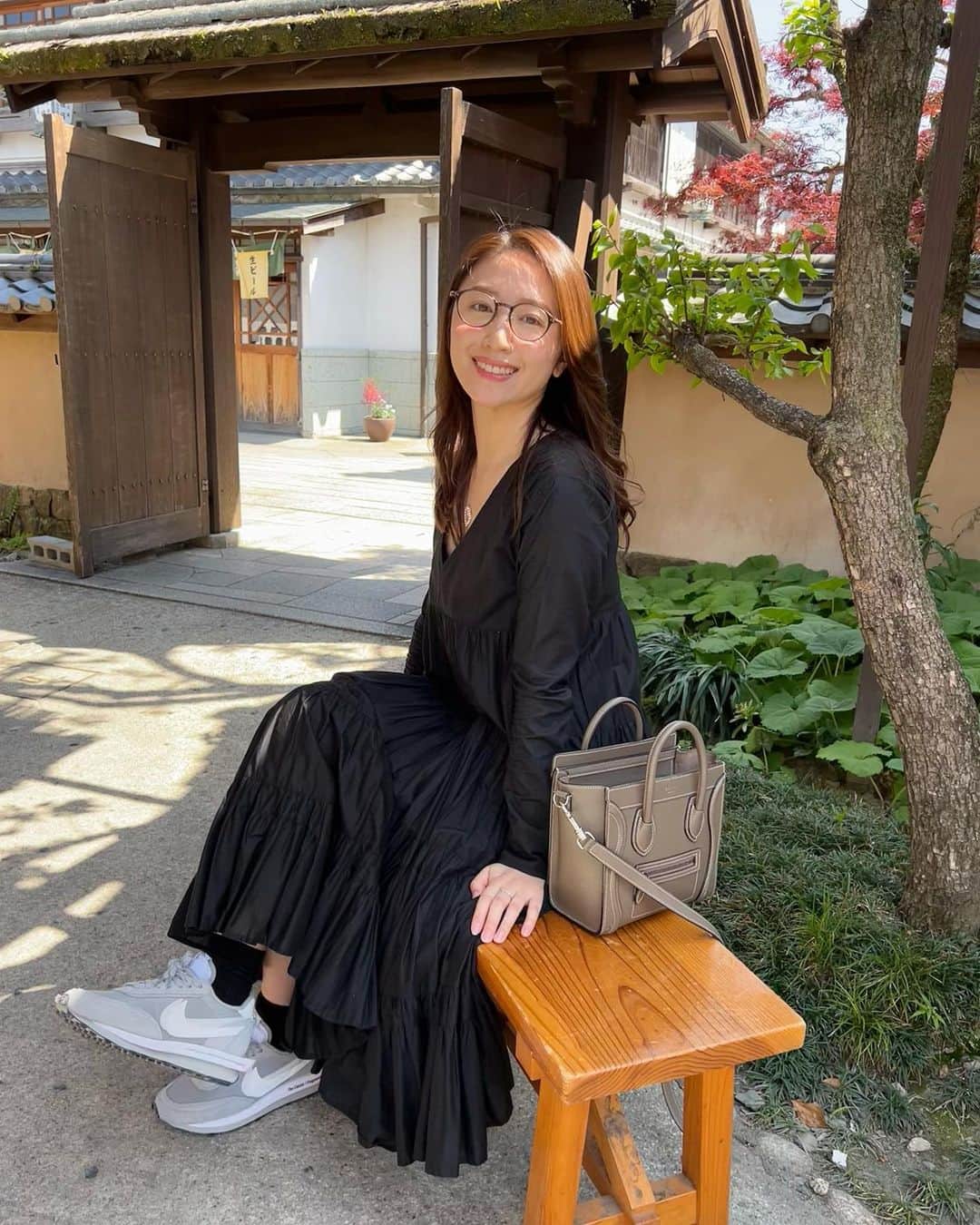 のインスタグラム：「⁡ 少し前に母と伊勢神宮に⛩ 外宮、内宮と参拝に行ってきました！！ とても天気の良い日で、パワーをもらえた気がします😆✨ ⁡ 帰りにおかげ横丁もぶらぶら 縁側でのんびり赤福をいただいて大満足です😋 ⁡ #伊勢神宮#お伊勢さん#神社#参拝#おかげ横丁#赤福」