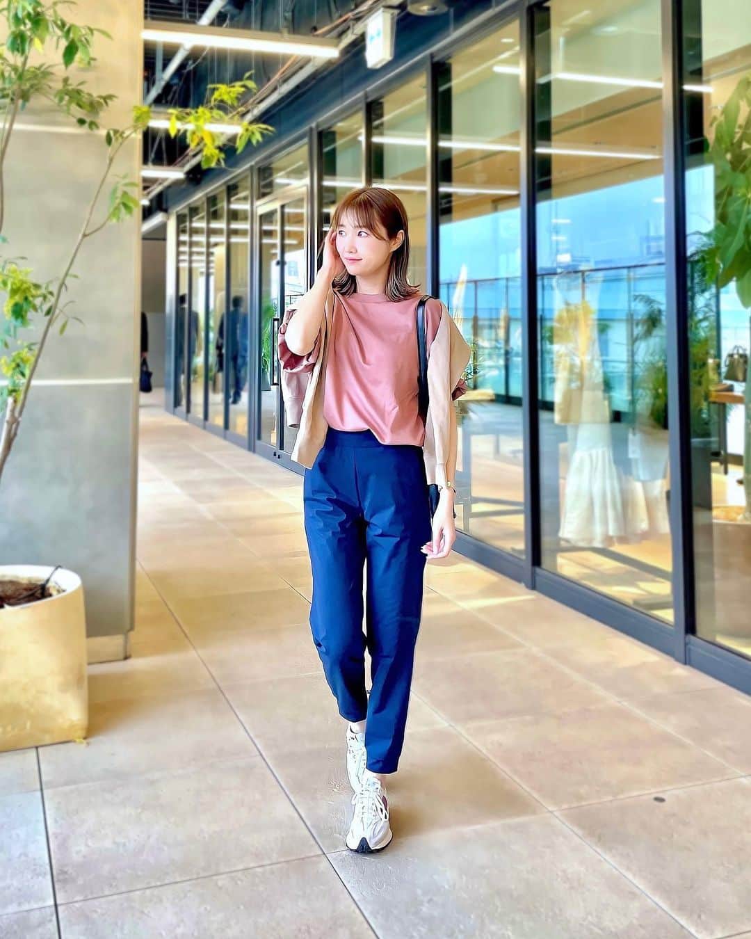 のインスタグラム：「#ootd  レッスン着が大人アプデ！ アイドル現役時代はふわもこパジャマや短いパンツをレッスン着にしていましたが、 機能性重視のUNIQLOコーデへと変わりました。  汗をかいてもすぐに乾くTシャツや、 街歩きでもスタイリッシュに見えるパンツ。 まさかAKBのレッスンをしているとは..のスタイルですね😂  ☑︎#ウルトラストレッチアクティブジョガーパンツ（丈標準63.5～65.5cm） ¥2,990 カラー:09 BLACK サイズ: WOMEN S  ☑︎ #エアリズムコットンオーバーサイズTシャツ（5分袖） ¥3,990 カラー: 12 PINK サイズ: 男女兼用 L  ☑︎ #ルーヴル美術館 スウェットシャツ（長袖） sold out  クラウドにコンサートのレッスン着写真があったので残しておきますね😂 Wild FOXのジップアップに謎スカートと総選挙の自分のTシャツ着てる笑 前髪の厚さ…2013年だ笑  —CinDy—— 154cm 細身体型 普段はSサイズ /スカートはXS ——————  #PR #ユニクロイロチェン #lifecolors#ユニクロ22春夏何買った#uniqloginza2022ss #uniqlo2022ss #ユニクロ #ユニクロコーデ  #uniqlo #uniqloコーデ」