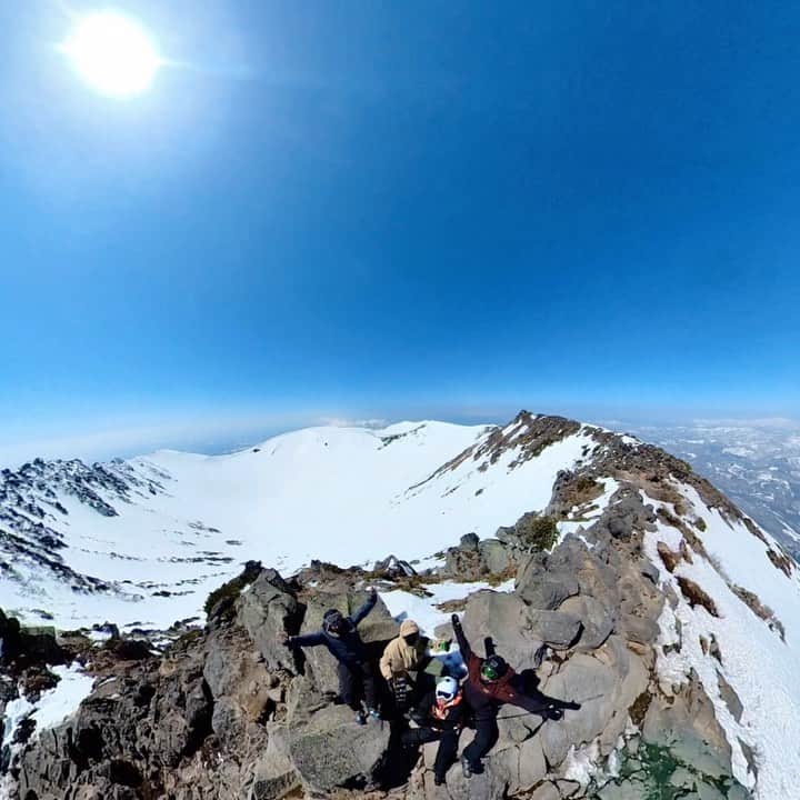 DJ HALのインスタグラム：「4/21 羊蹄山 🏔  6時間の初Back Countryに挑戦⛷ 早朝5：20出発 体力的には問題ありませんでしたが 慣れない動きによる靴擦れや 容赦ない風速が旅を更に過酷な環境に変え試練を与えてきました🏔 今まで踏んだ事の無い慎重な一歩を数えきれないほど踏み続けました 風が強過ぎて上まで行けないかもしれないという不安の方がむしろ恐ろしく 登りたくても登れない状態が多い中 無事に制覇する事が出来ました！ 一人の力では到底登る事は出来ず 先輩方の助けのお陰で 無事に登頂達成出来ました！  ここまでのバイブスまで引っ張ってくれたみなさんに感謝です🙏🏾  #携帯で作ってます　#趣味　#羊蹄山」