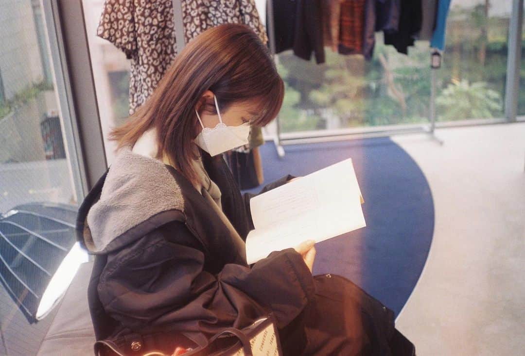 美山加恋のインスタグラム：「今夜 #花エス 第5話放送です‼️ あっというまだなぁぁ  マミはまだまだ攻めます☺️ 波乱の予感。  写真は、ラブレスに乗り込むシーンのスタンバイ中📷 あんな意気揚々と彼女さんの職場に乗り込みましたが、本番前は真剣です。  番組公式Twitterより👇  「#花嫁未満エスケープ」👰💍 5/5深夜0:30  第5話【もう逃げないって決めたのに…】  ゆう(#岡崎紗絵)は尚紀(#中川大輔)との関係修復に向けて頑張ろうとしていたが、ある日酔っぱらった尚紀にマミ(#美山加恋)がキスをするのを見てしてしまい…。　  #浅香航大  #小林涼子 #松村沙友理」