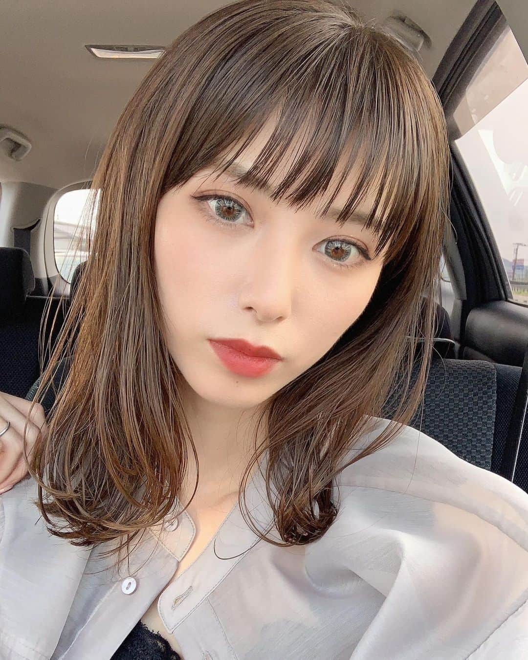 山形麻由香のインスタグラム：「. . イメチェン🥺 お仕事の為に大人っぽく 仕上げてもらいました🥰 . . 車の中でパシャリ 慣れない自撮りにソワソワする🥺 . . @yuichiro0522 さん 今回もありがとうございました🥰」