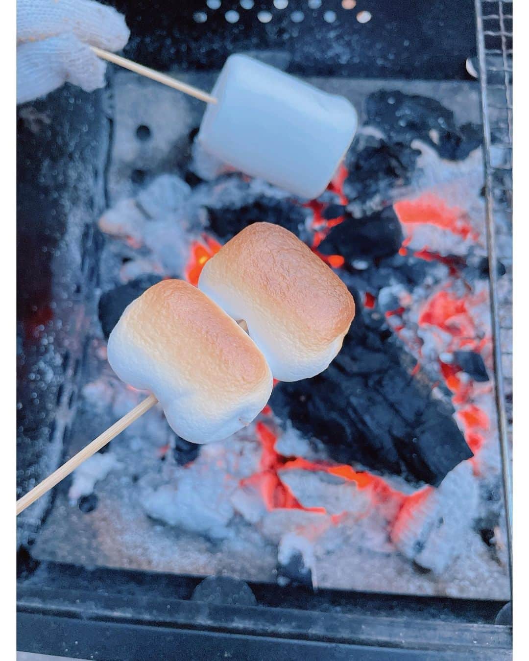 のインスタグラム：「こどもの日🎏  元気にたくさん笑ってくれてるだけで、 うれしいです。きゅんきゅんします。  子供はみんなの宝物です。  これからも、ニコニコすくすくのびのびおおきくなってね。  マシュマロやいて、たべたら、トロトロだった。 二枚目は、もはやエリンギ。  #マシュマロ #こどもの日」