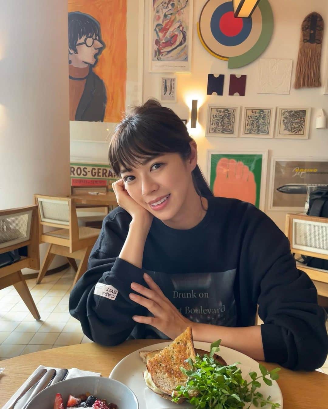 わちみなみのインスタグラム：「お仕事のあとブランチしました🌿  @caraswt  スウェットでゆるり」