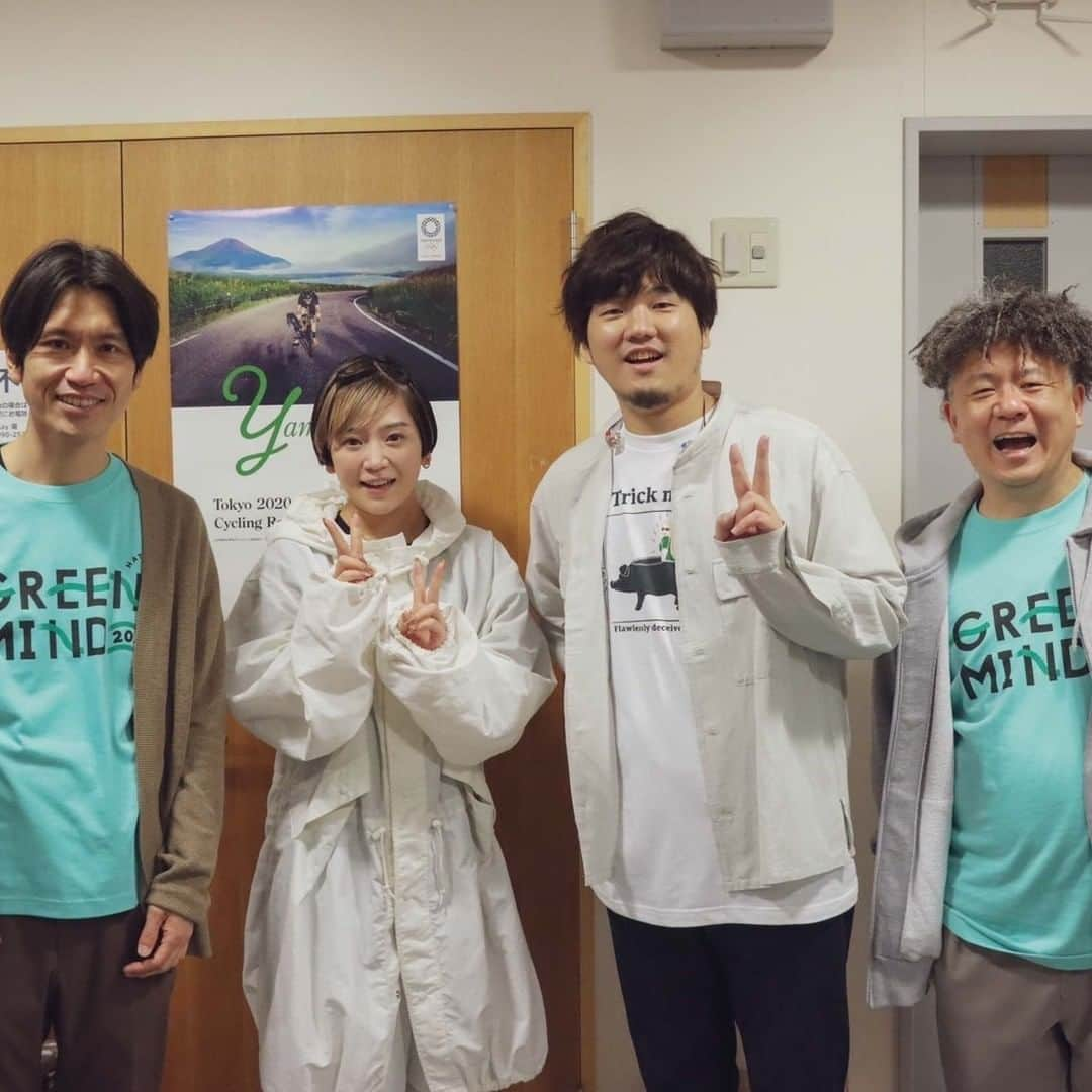 秦基博さんのインスタグラム写真 - (秦基博Instagram)「「GREEN MIND 2022」 ご来場いただいた皆さん、ありがとうございました！ 久々の野外開催、いかがでしたか？？  この模様は7月に CS TBSチャンネルで放送！！  FCツアー、ビルボードライブも決定。  ピアノ：#トオミヨウ さん パーカッション：#朝倉真司 さん ゲスト：#mahina さんとの記念写真！  詳細は▼ https://www.office-augusta.com/hata/  #秦基博 #GREENMIND2022 #山中湖 #Trickme #富士山 #グリーンレーベルリラクシング」5月5日 16時55分 - hata_motohiro_official