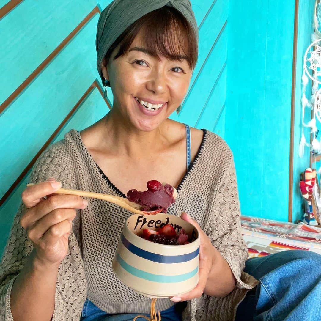 のインスタグラム：「アサイーボウル🥣が食べたくなる季節ーー✨ サンバゾン　@sambazon_jp の、このアサイーソルベ💜これがあれば、ミキサーなくてもすぐにアサイーボウル🥣が出来ちゃうよ✨  アサイーソルベに、イチゴ🍓やバナナ🍌好きなベリー🫐にシリアルがあれば、自宅で簡単アサイーボウル🥣が食べれちゃう💜  サンバゾンなんて素敵なものを作ってくれたんだ👏👏👏  育ててるバナナ🍌も順調に成長してグングンデッカくなってる💛またこのバナナでアサイーボウルいっぱい食べるぞー🥣💜  #okinawa  #okinawalife  #beachlife  #sambazon  #acaibowl  #サンバゾン  #アサイーソルベ  #アサイーボウル」